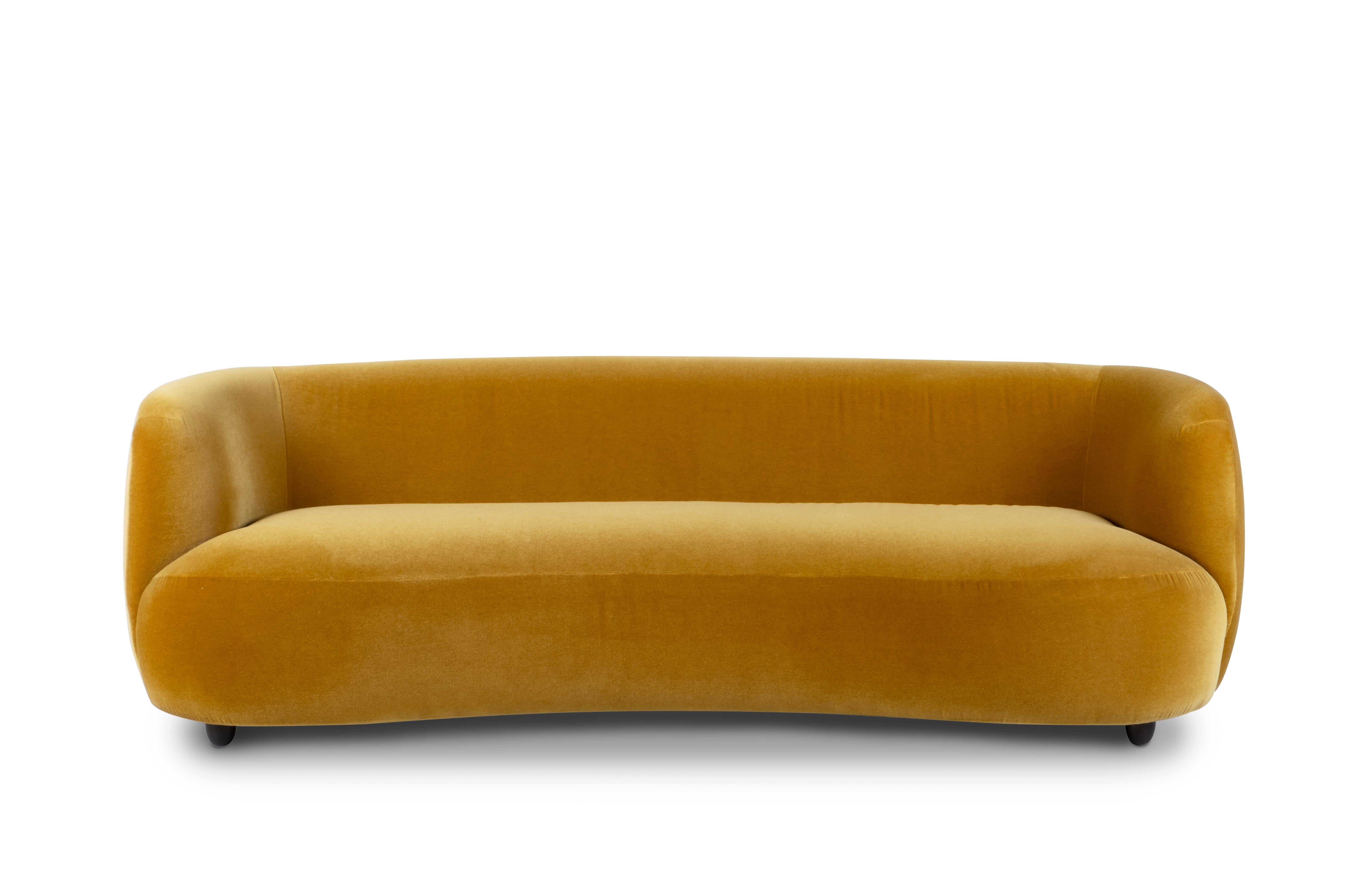 Art Deco Abito Sofa, Modern Collection, handgefertigt in Portugal - Europa von Greenapple.

Das geschwungene Sofa Abito entstand aus einem maßgeschneiderten Entwurf, der die Vision des Kunden erfüllt und unsere charakteristische Ästhetik nahtlos mit