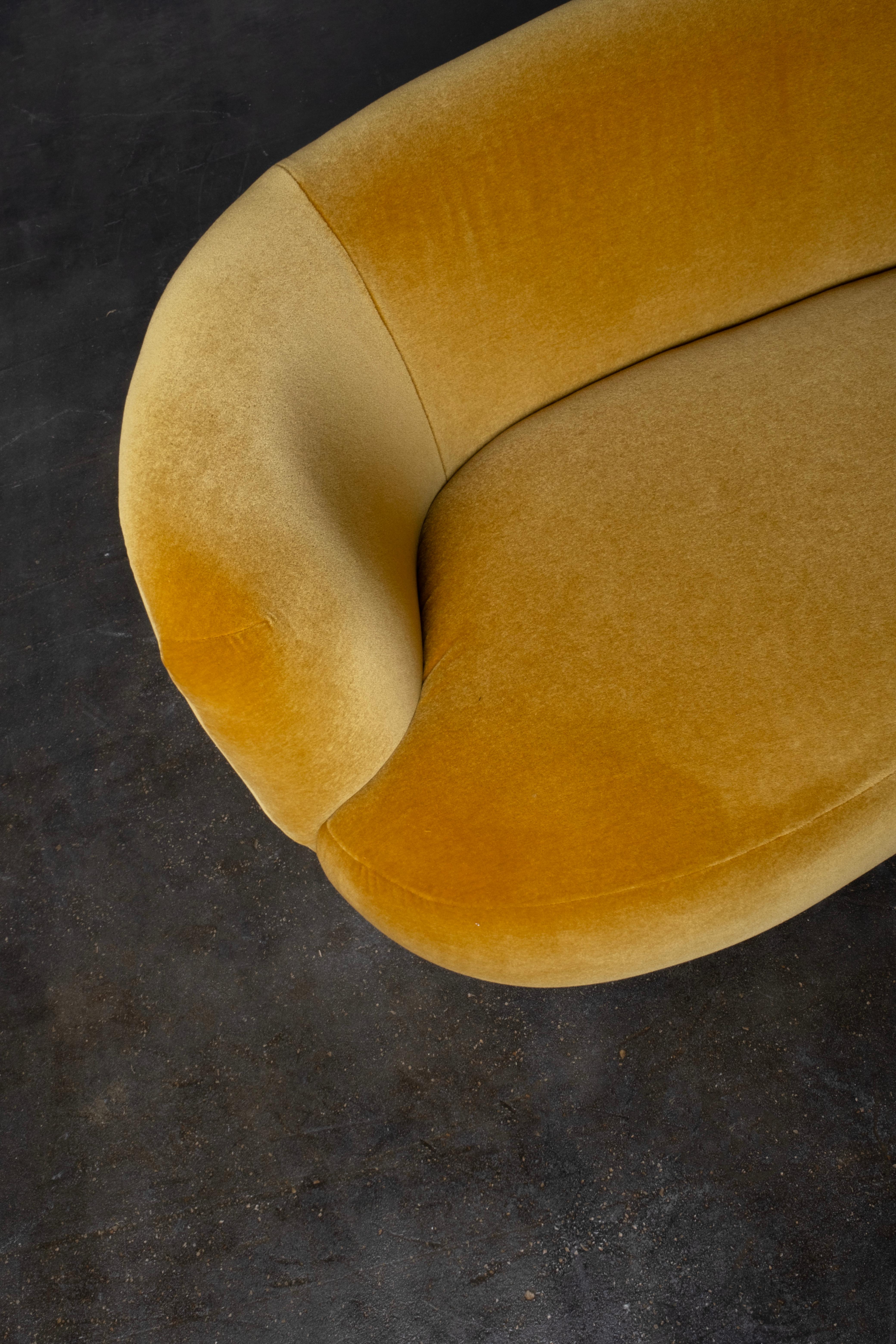 Art Deco Abito Sofa, Oak, Dedar Cinnamon Mohair, Handmade Portugal Greenapple (Handgefertigt) im Angebot
