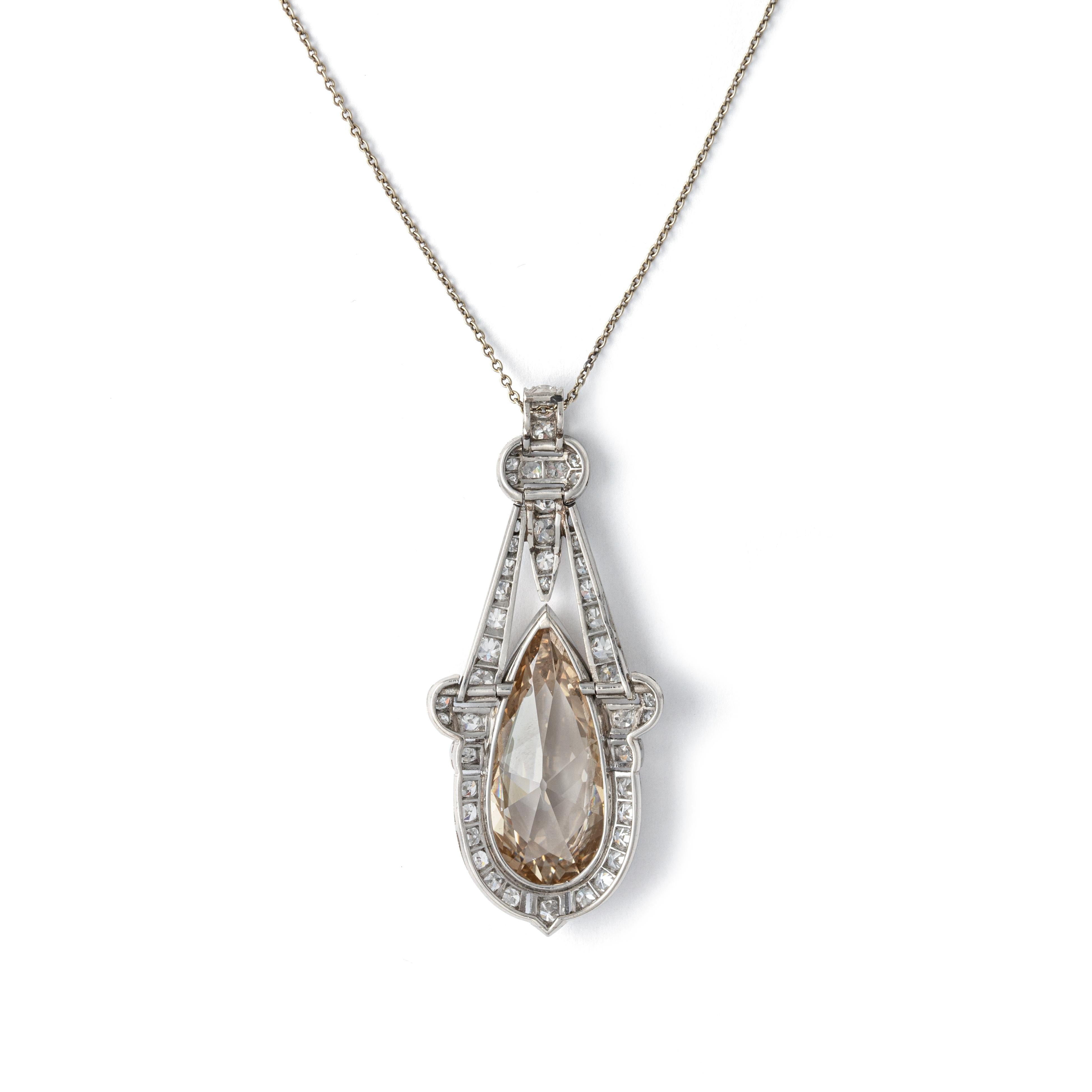 Art Deco about 10 carat Diamond Pendant Chain Necklace In Excellent Condition For Sale In Geneva, CH
