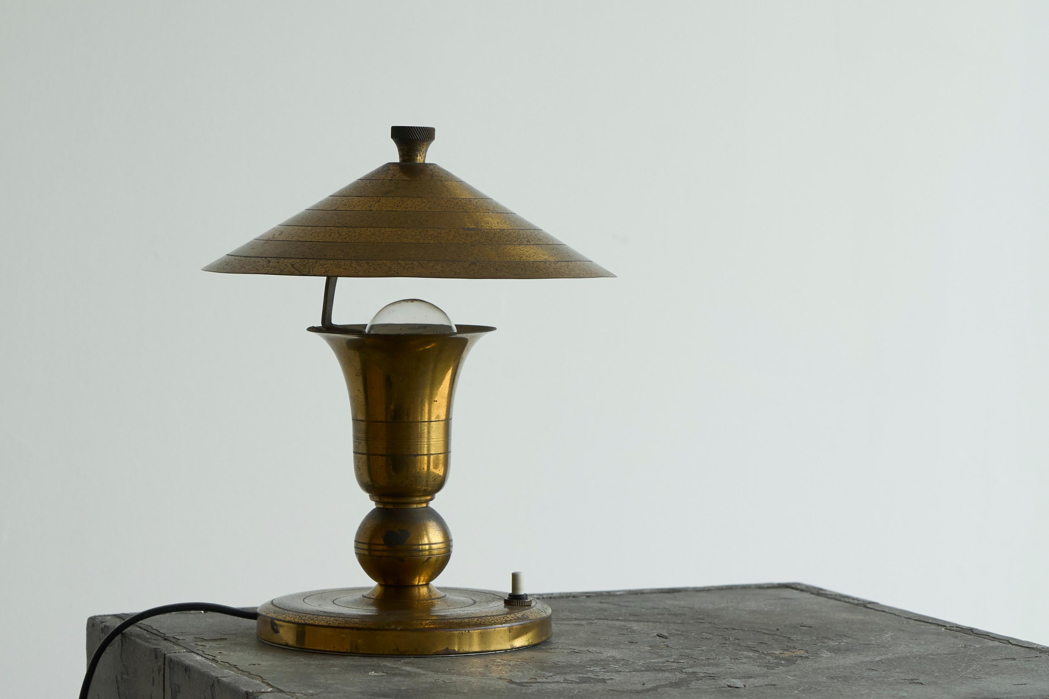 Art Deco Accent Table Lamp in Patinated Brass 1940s For Sale 5