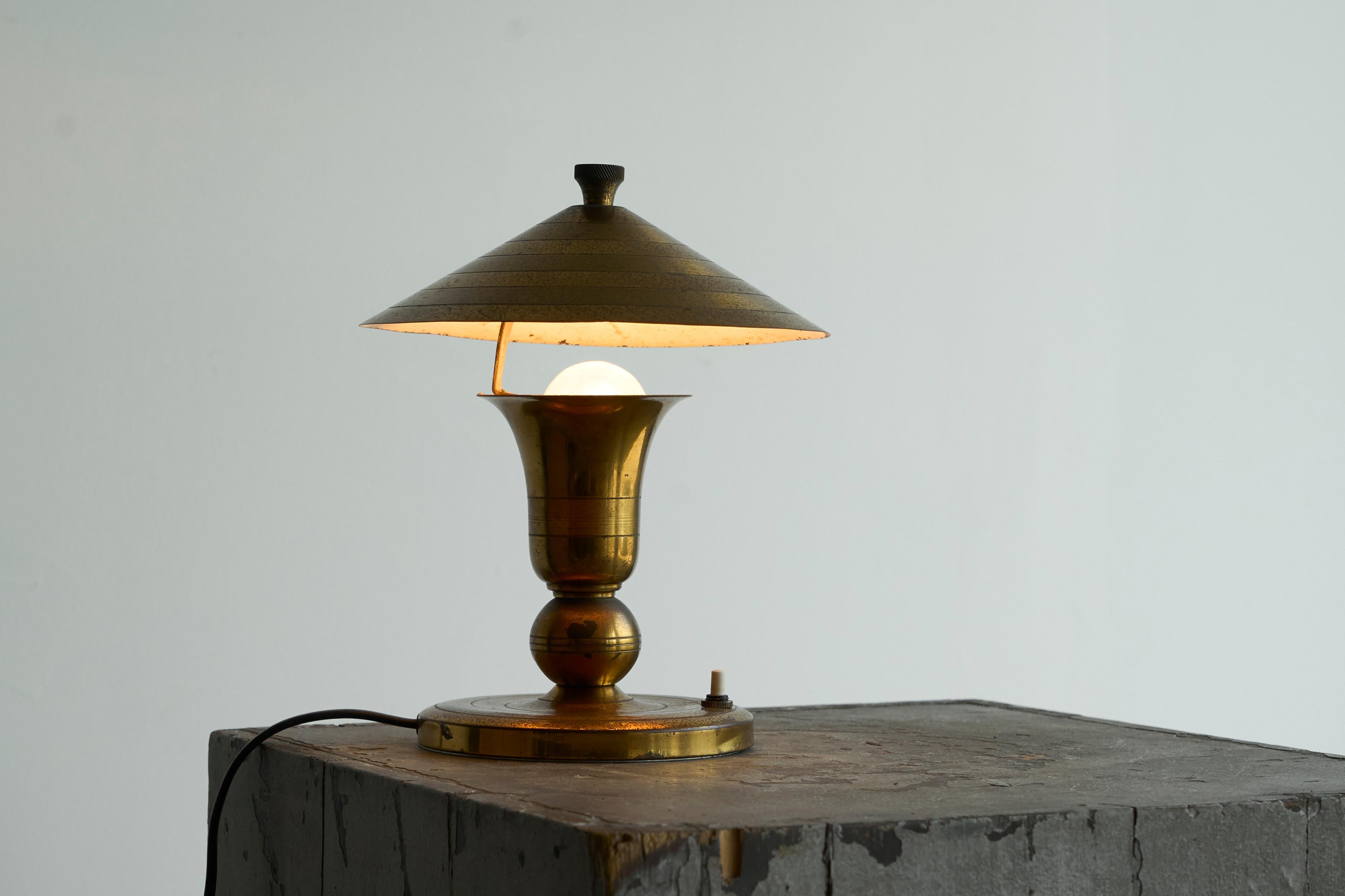 Hand-Crafted Art Deco Accent Table Lamp in Patinated Brass 1940s For Sale