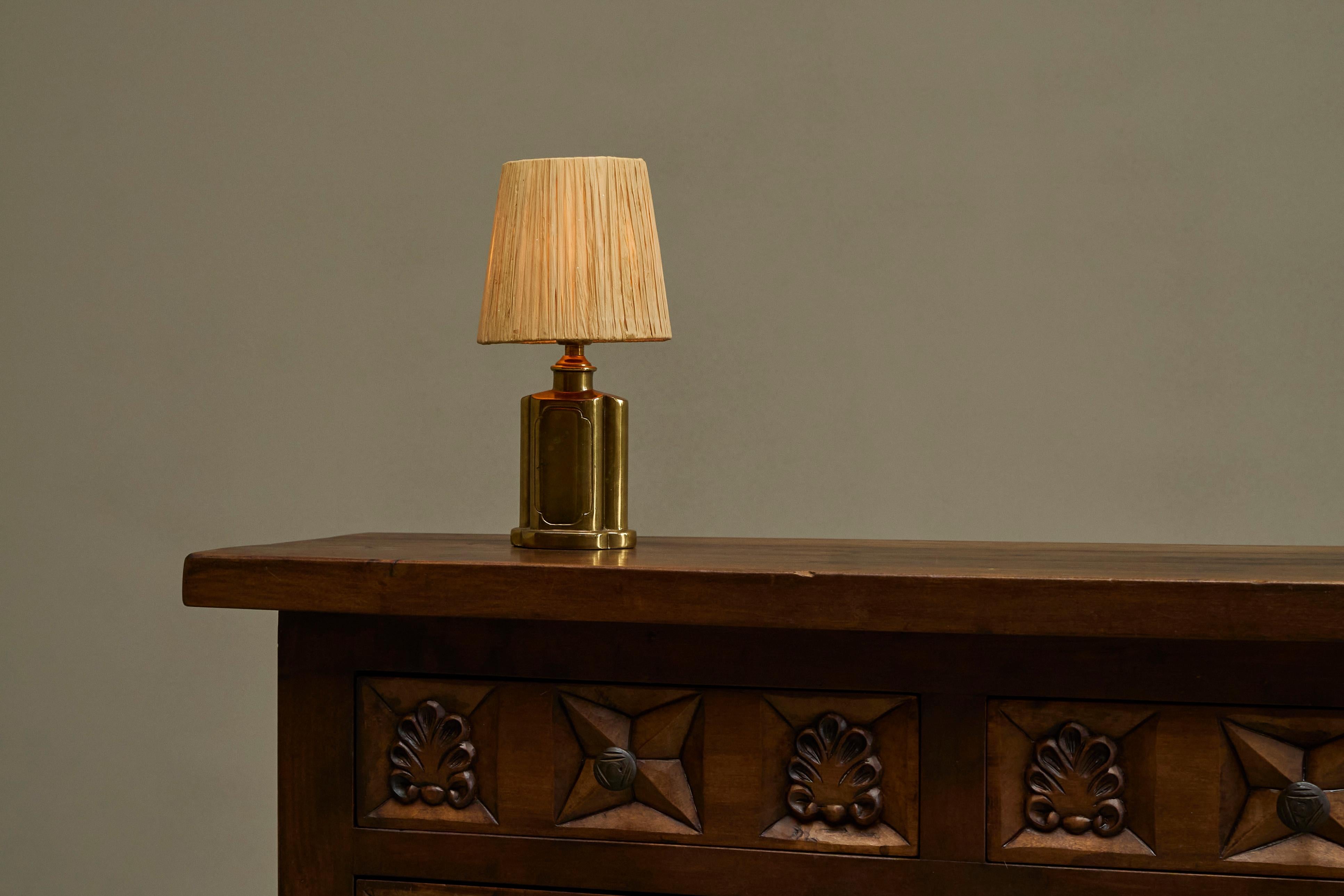 European Art Deco Accent Table Lamp in Patinated Brass with Raffia Shade 1940s For Sale