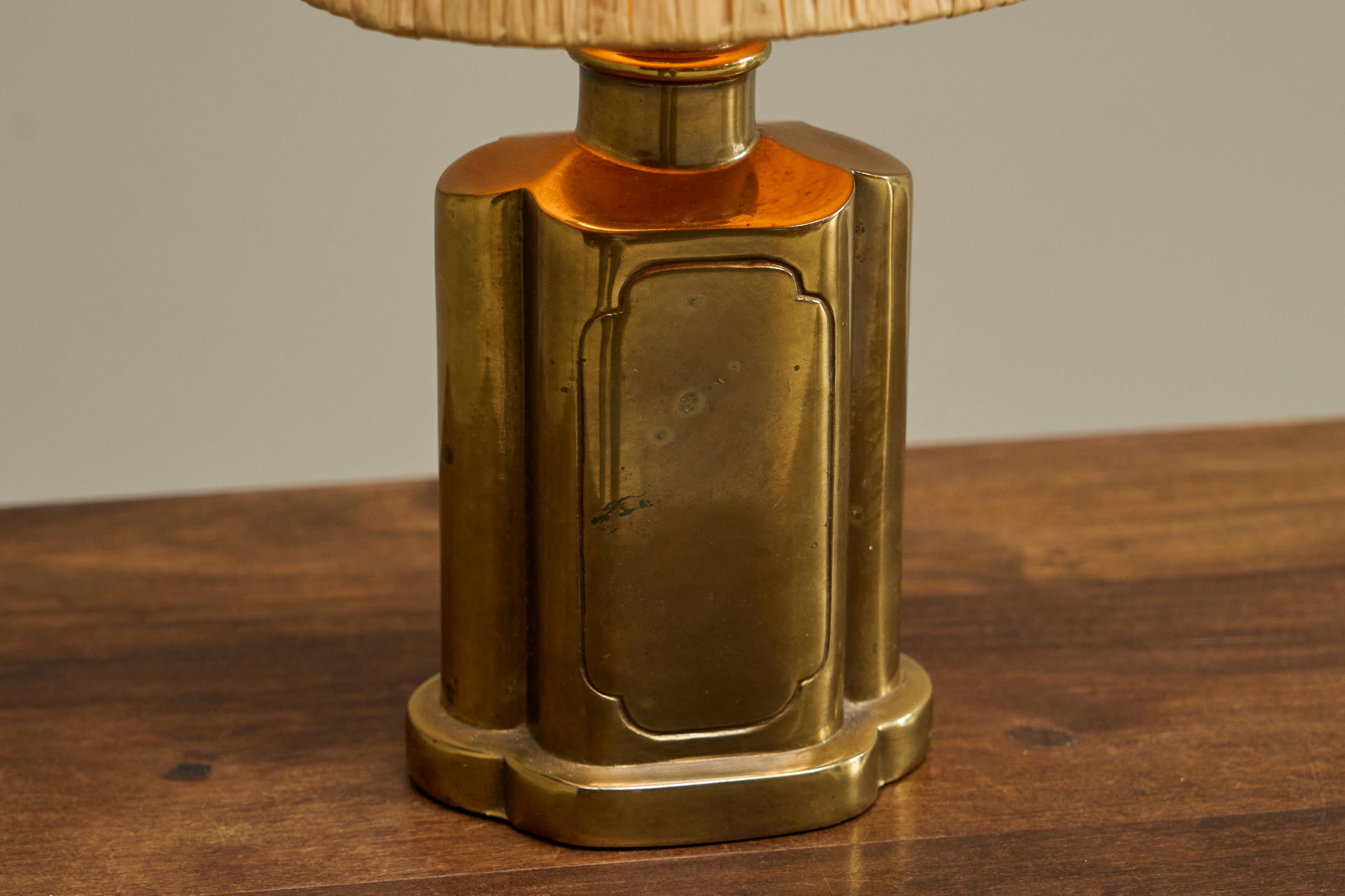 Hand-Crafted Art Deco Accent Table Lamp in Patinated Brass with Raffia Shade 1940s For Sale