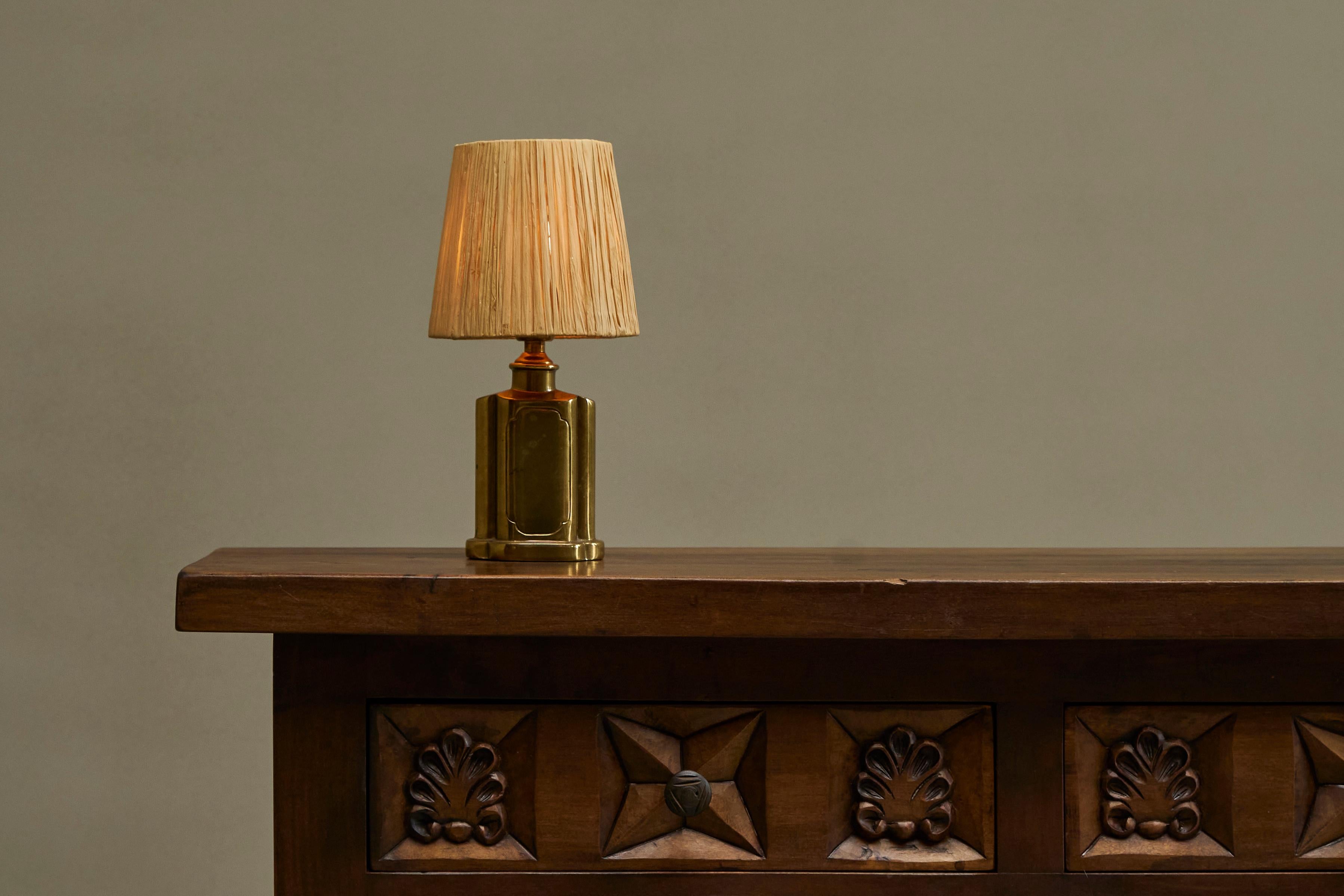 Art Deco Accent Table Lamp in Patinated Brass with Raffia Shade 1940s In Good Condition For Sale In Meer, VAN
