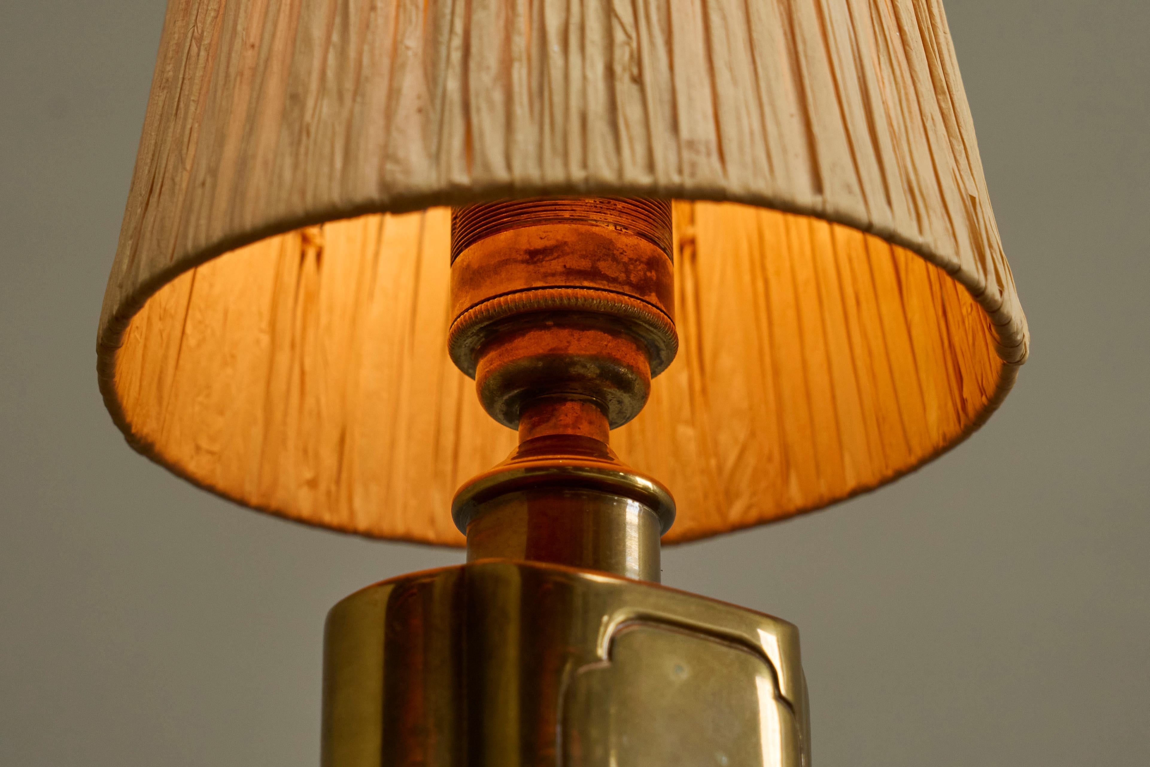 20th Century Art Deco Accent Table Lamp in Patinated Brass with Raffia Shade 1940s For Sale