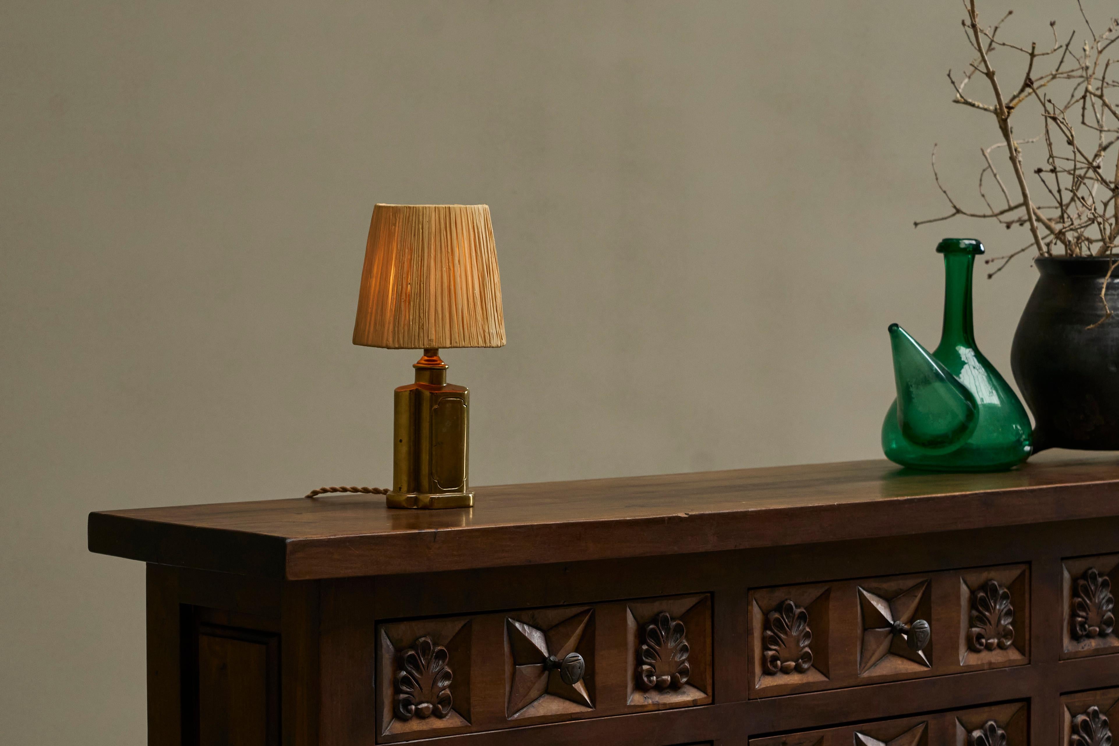 Art Deco Accent Table Lamp in Patinated Brass with Raffia Shade 1940s For Sale 1