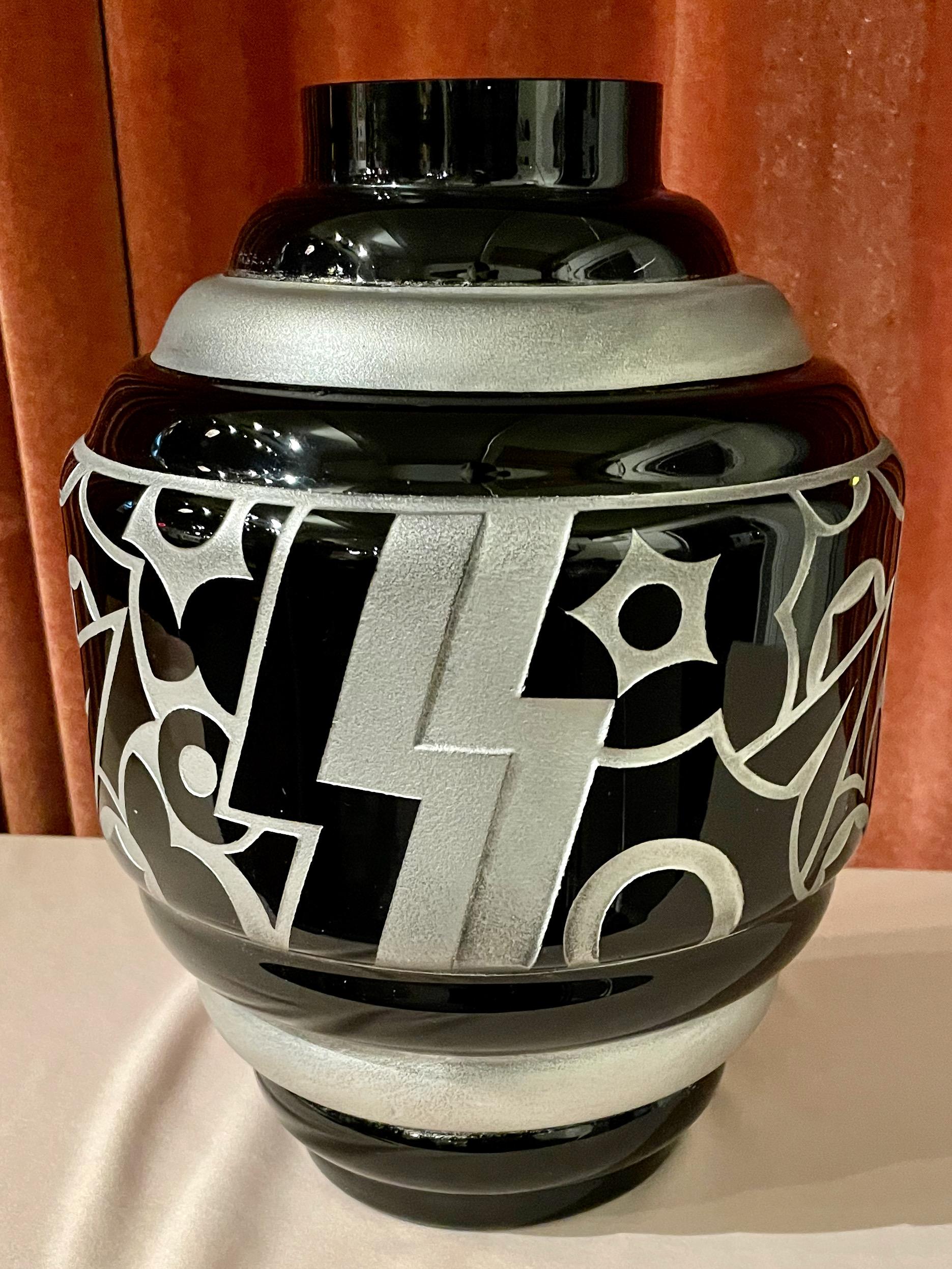 Art Deco acid etched modernist zigzag glass vase manufactured by Scalimont in Belgium circa 1925 designed by Peti. A. Dynamic zigzag design in black glass deeply etched with silver enamel paint to draw a strong contrast outlining the design which