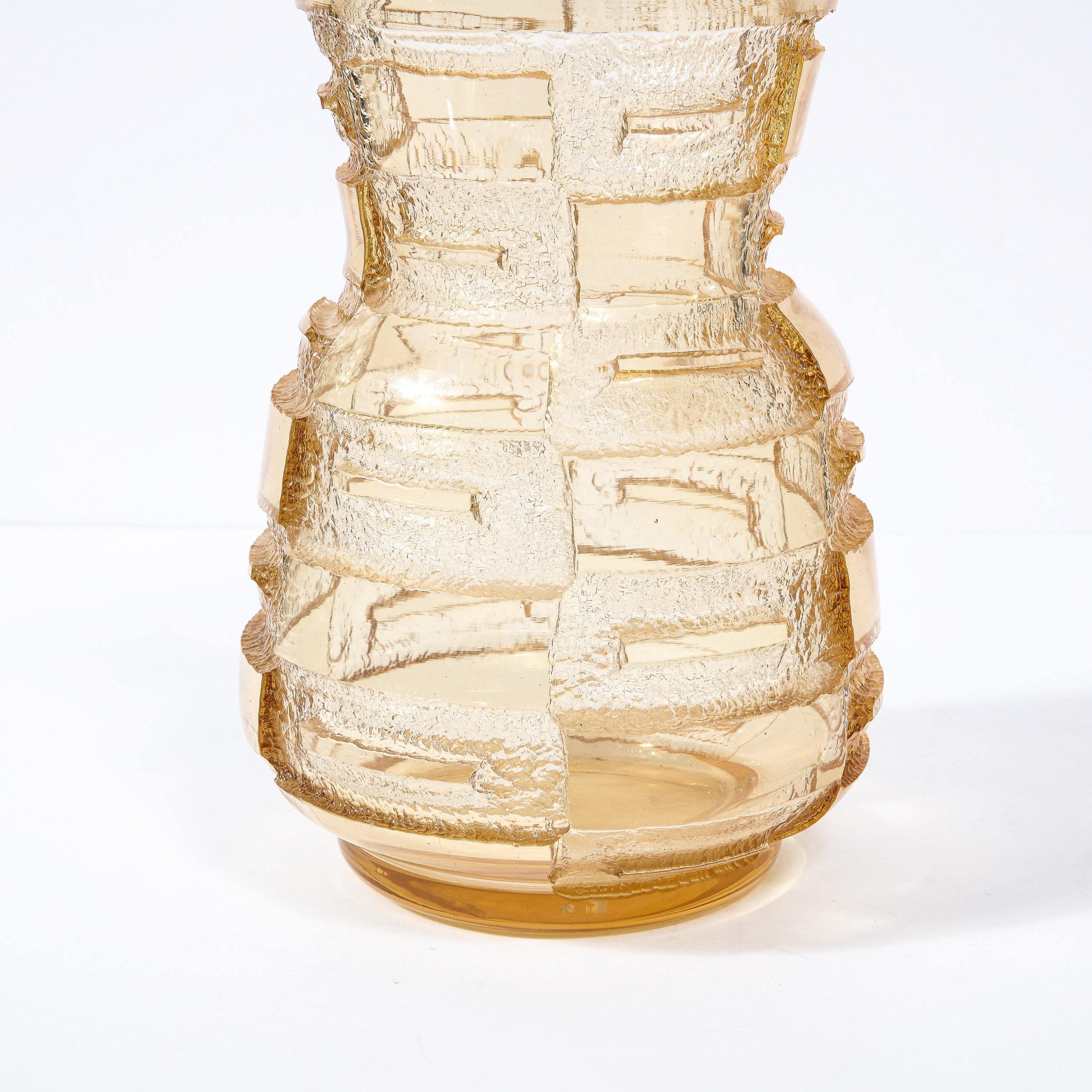 Art Deco Acid Etched Smoked Citrin Recess Geformte Vase Signiert von Daum Nancy im Zustand „Hervorragend“ im Angebot in New York, NY