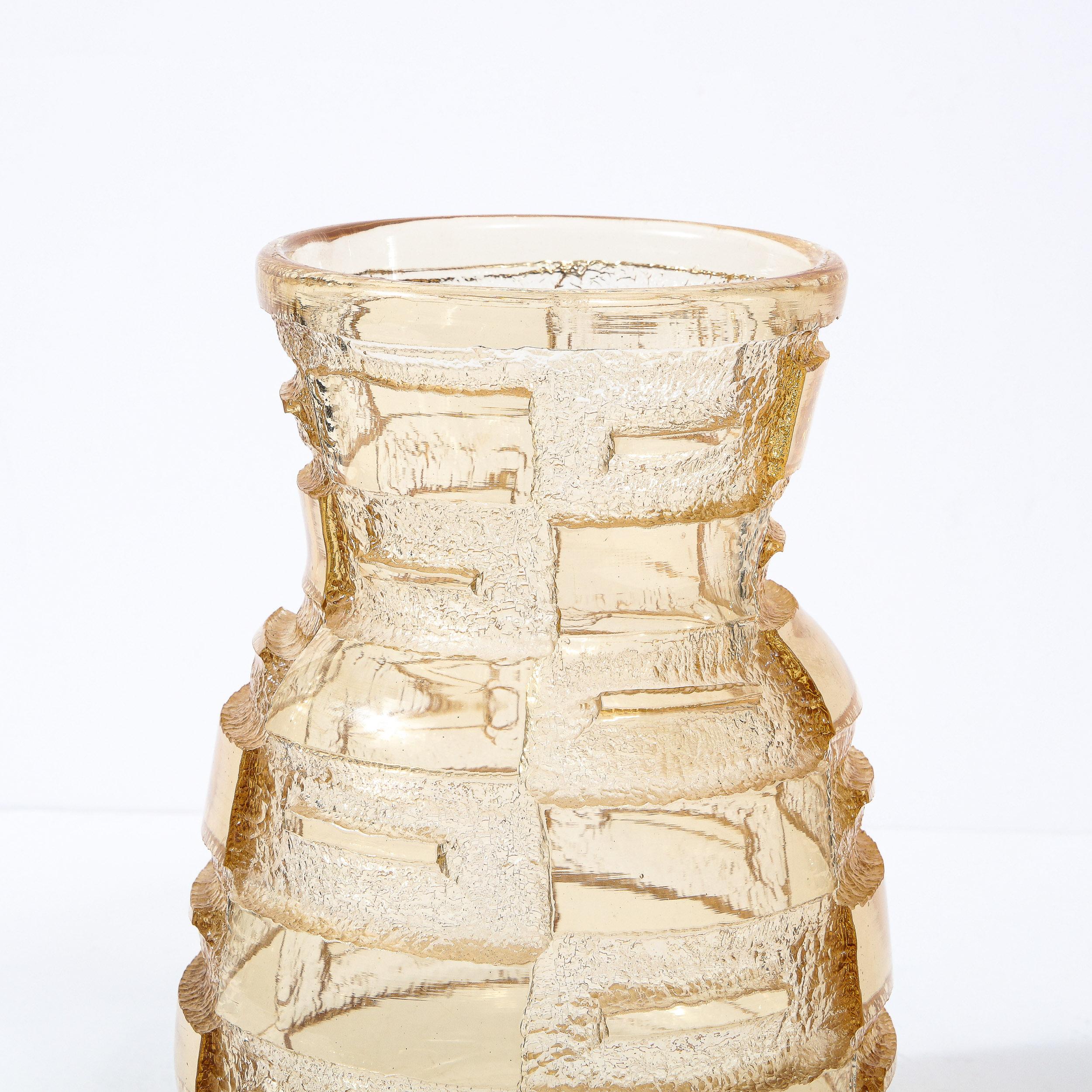 Art Deco Acid Etched Smoked Citrin Recess Geformte Vase Signiert von Daum Nancy (Mitte des 20. Jahrhunderts) im Angebot