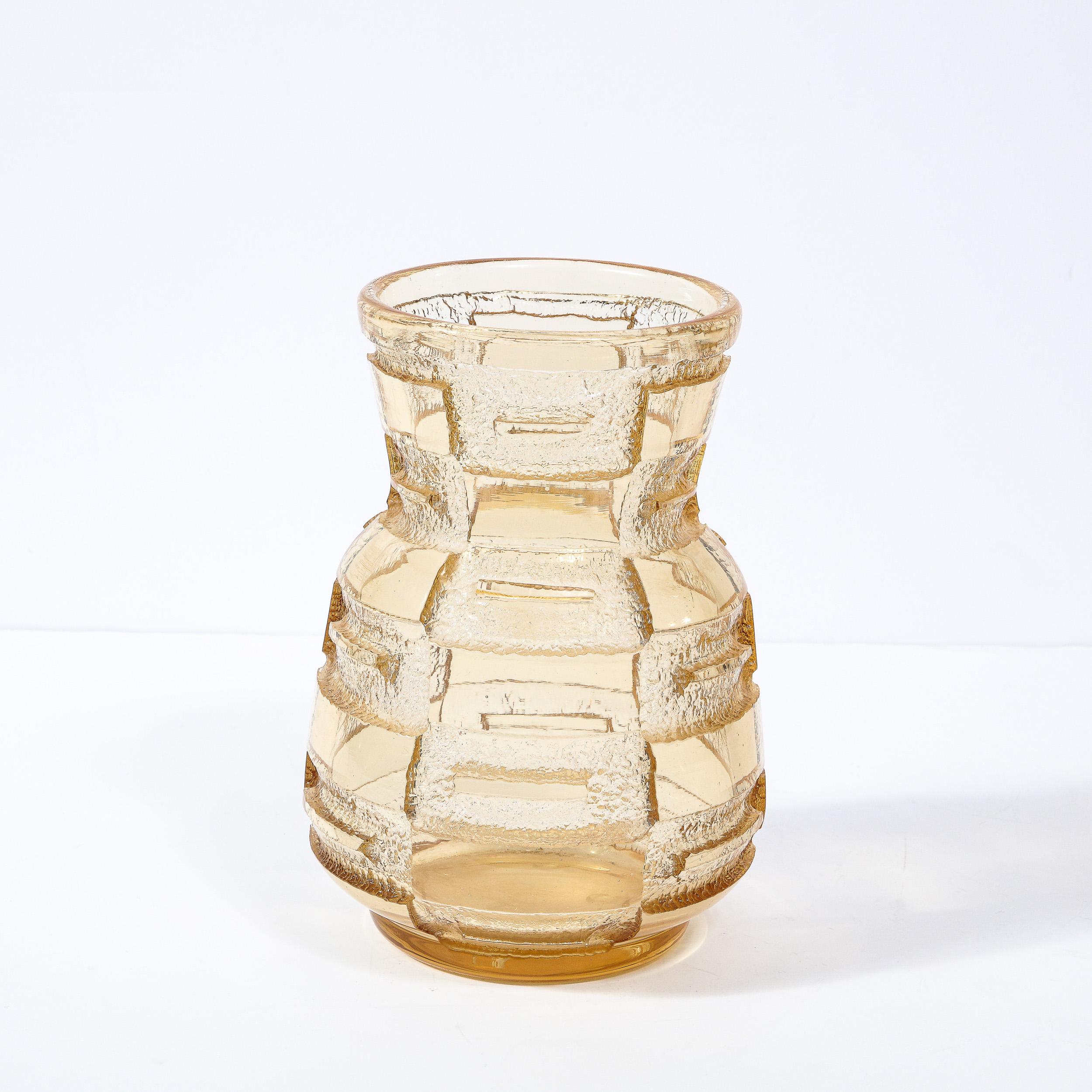 Art Deco Acid Etched Smoked Citrin Recess Geformte Vase Signiert von Daum Nancy (Glas) im Angebot