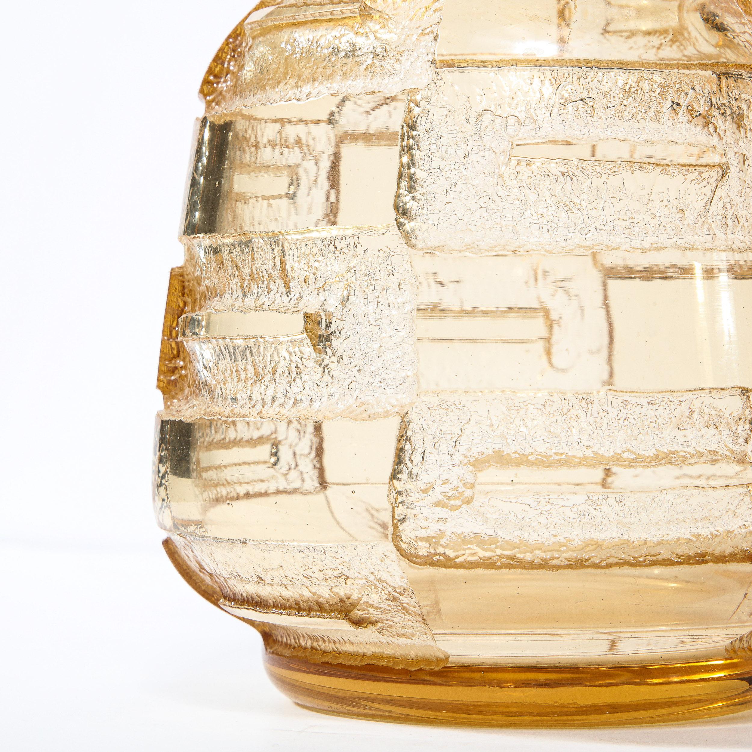 Art Deco Acid Etched Smoked Citrin Recess Geformte Vase Signiert von Daum Nancy im Angebot 1