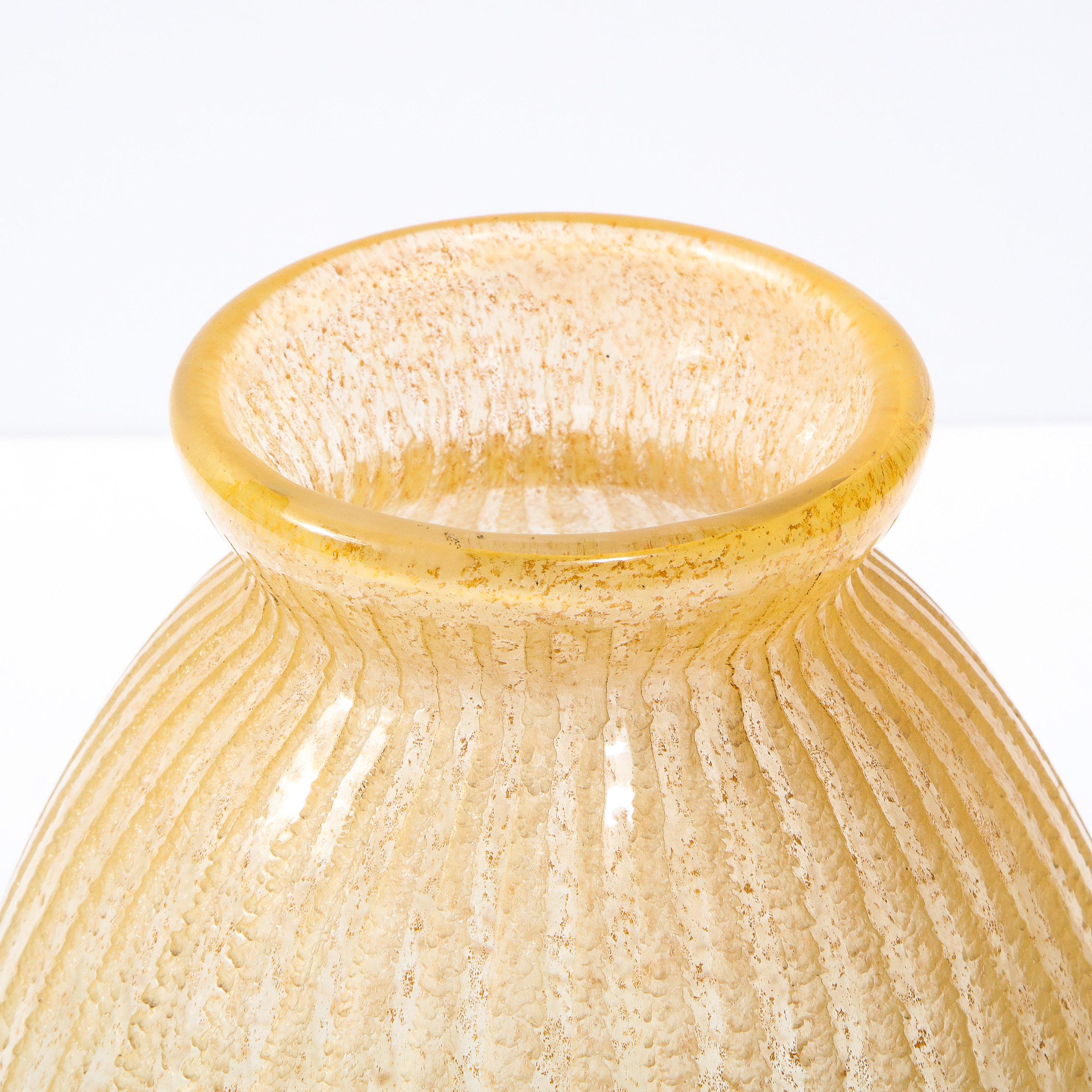 Art déco Vase mit säuregeätztem Rauch Citrin kugelförmig, signiert von Daum Nancy, Frankreich (Radiert) im Angebot