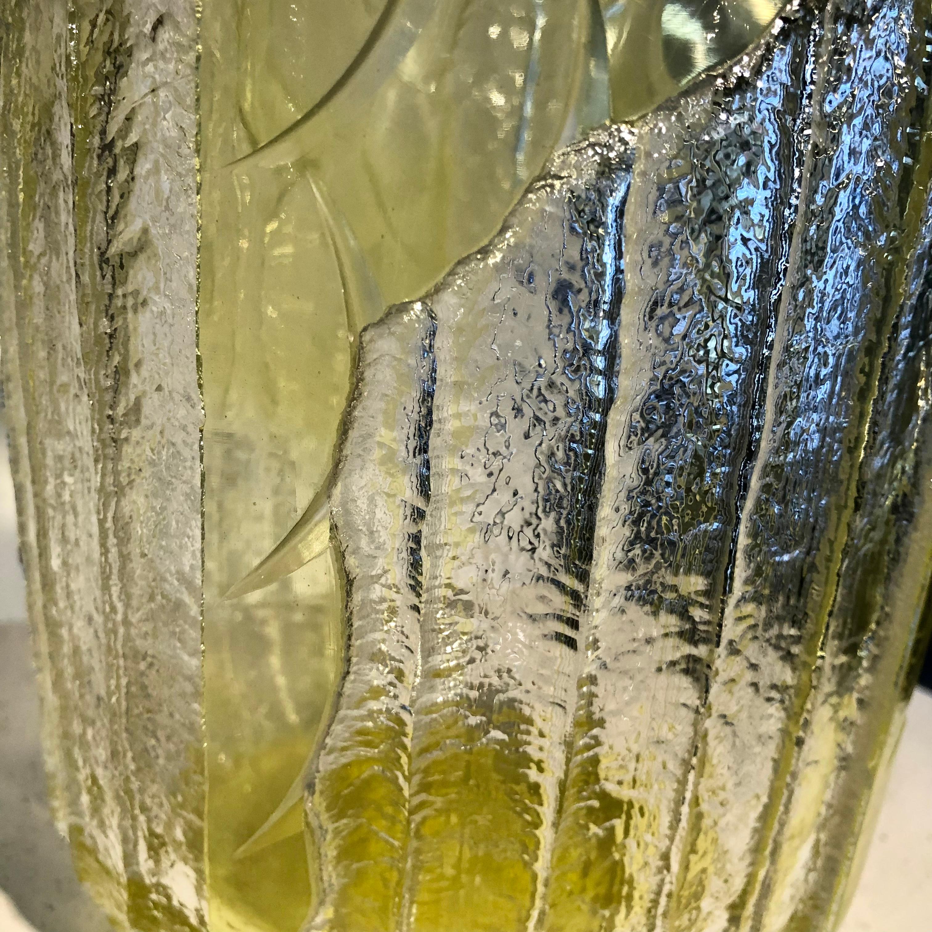 Très impressionnant verre gravé à l'acide par Schneider dans une étonnante couleur jaune.
Gravure très profonde sur la surface du vase avec un design Art Déco pur.
Véritablement l'un des meilleurs vases de cette période Art Déco du fabricant.
La