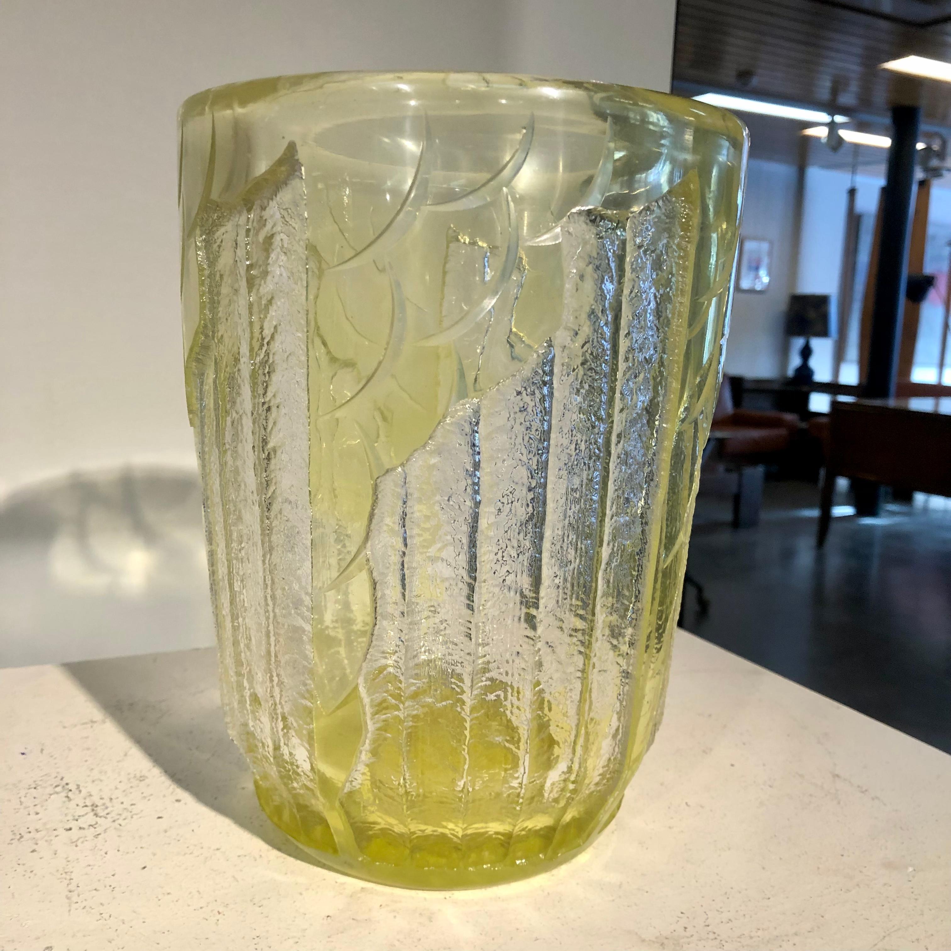 Art déco Vase Art Déco gravé à l'acide par Schneider en vente