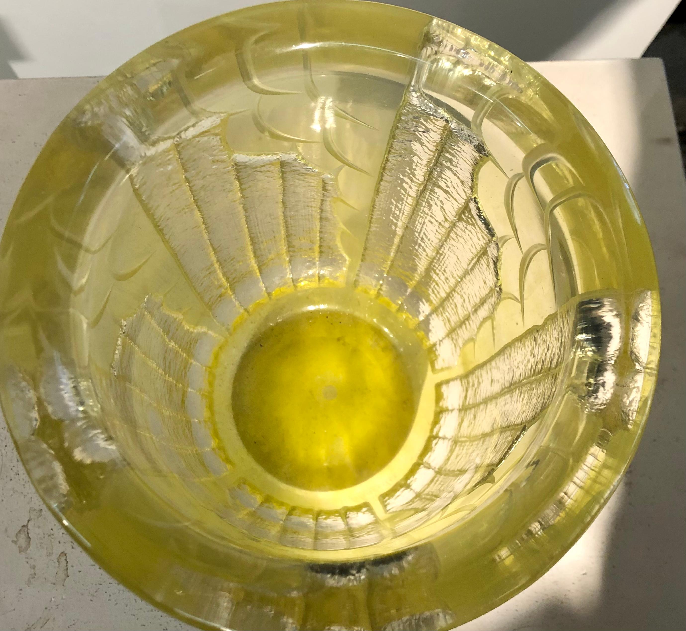 Buriné Vase Art Déco gravé à l'acide par Schneider en vente