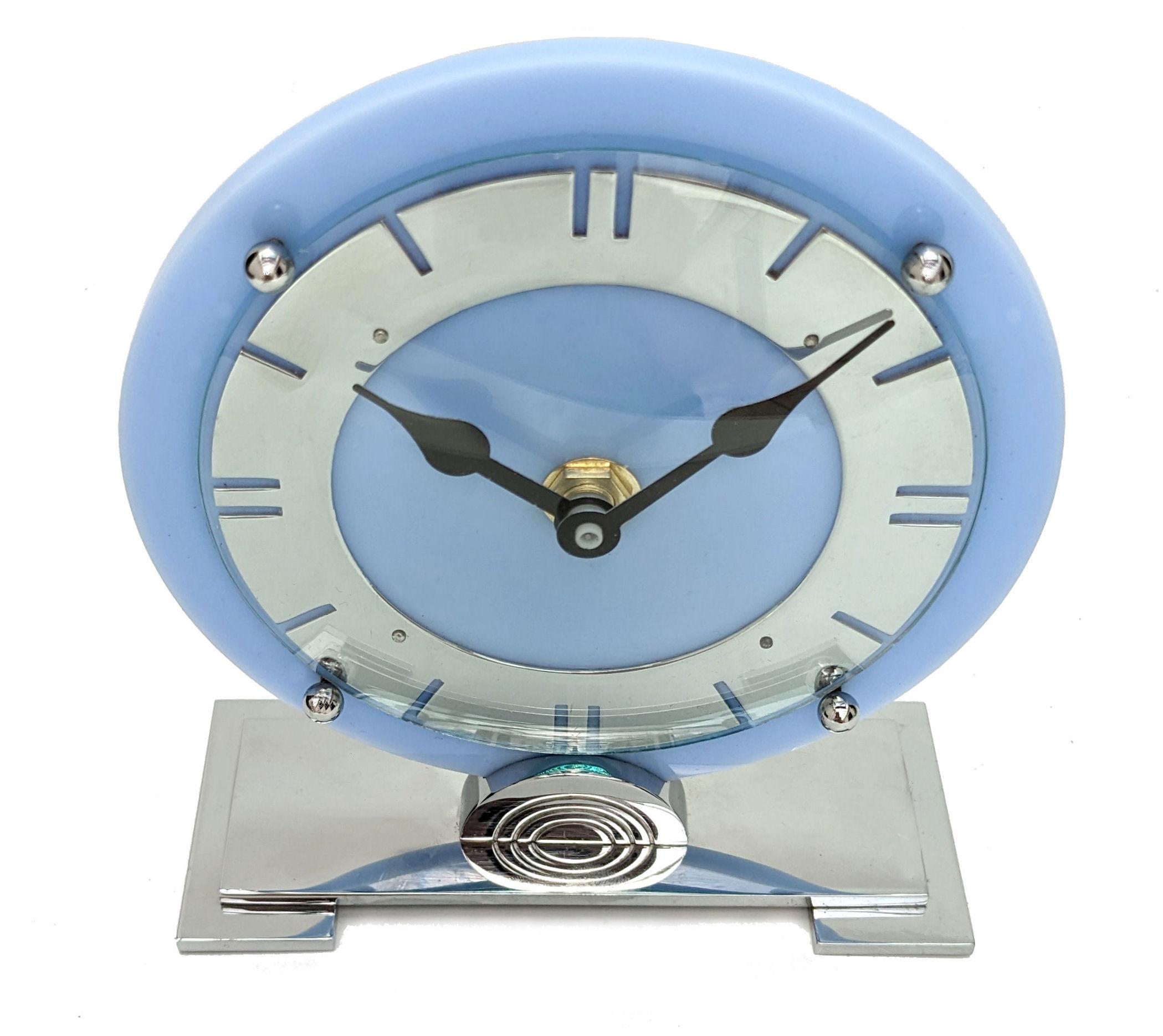 Dies ist eine sehr attraktive englische Art Deco Uhr, die um 1930 hergestellt wurde. Es wurde von der Elektrik auf Batterie umgestellt, so dass keine Stecker oder Wicklungen erforderlich sind. Der Sockel ist verchromt, die Lünette ist ebenfalls