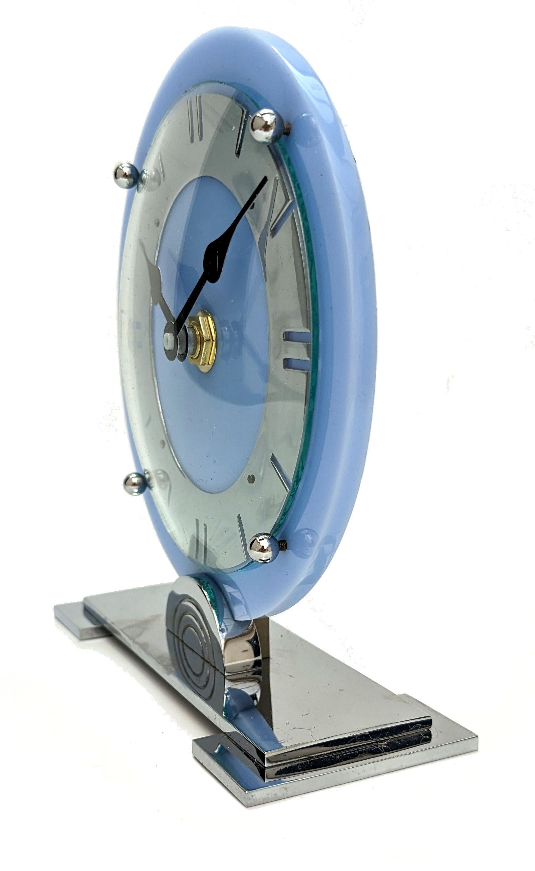 Uhr aus Acryl und Chrom im Art déco-Stil, um 1930 (Englisch) im Angebot