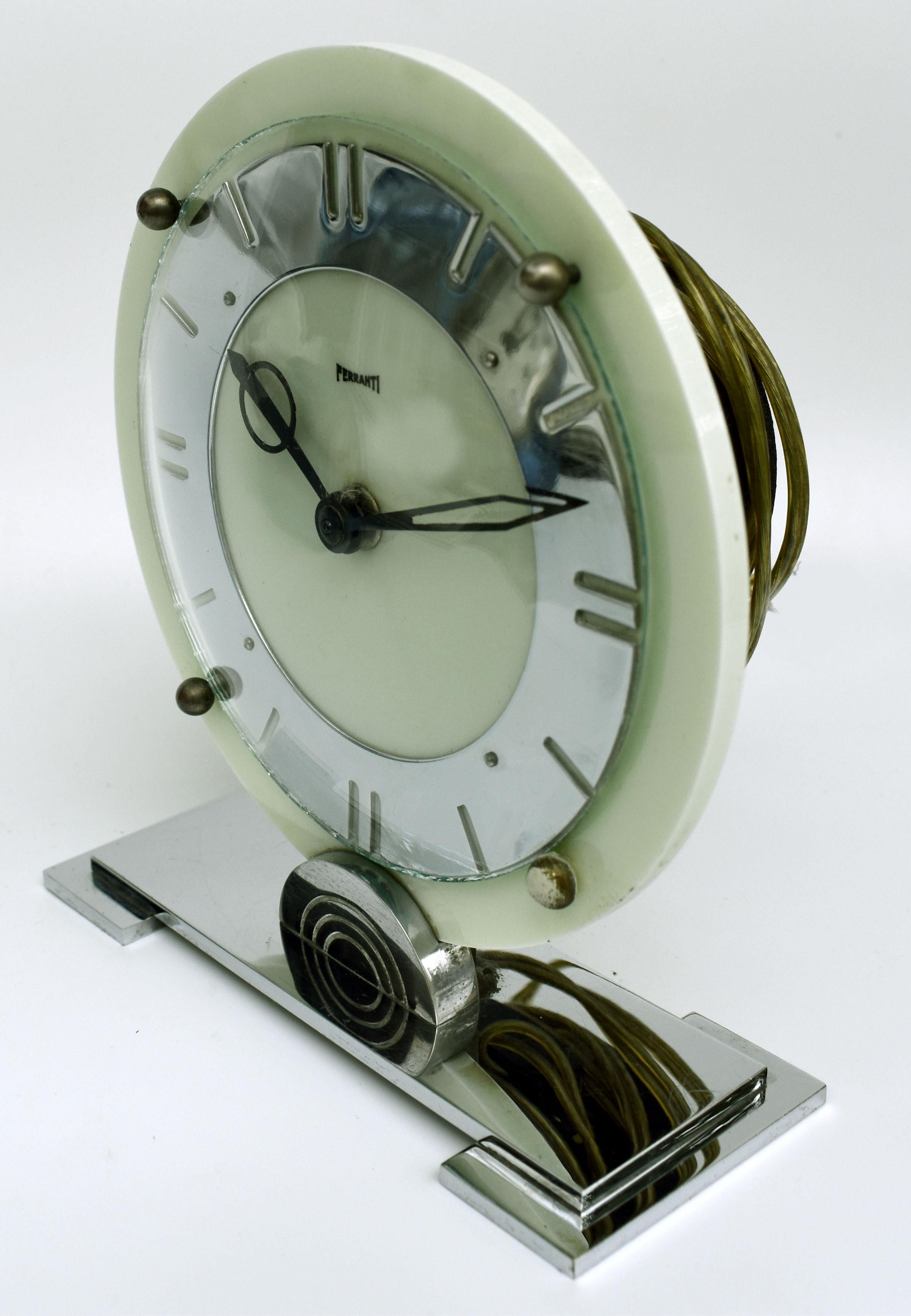 Für Ihre Betrachtung ist diese ziemlich stilvolle frühen Acryl und Chrom Art Deco Uhr. In bemerkenswertem Zustand für ihr Alter ist diese absolut authentische Uhr aus den 1930er Jahren, die aus England stammt. Hergestellt von Ferranti, einem