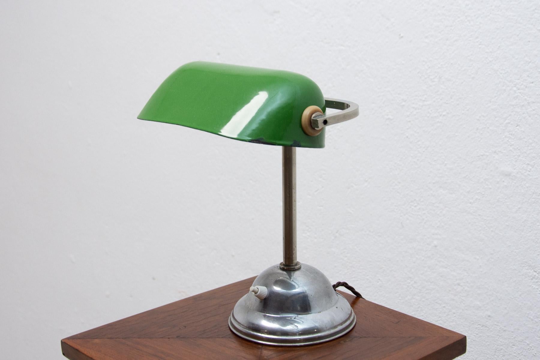 Lampe de bureau caractéristique, style Bauhaus, conçue en 1930. La lampe a une base chromée et un chapeau en métal émaillé. Le bras et le capuchon sont réglables. Entièrement réglable et d'un look fantastique qui s'adapte à de nombreux intérieurs.