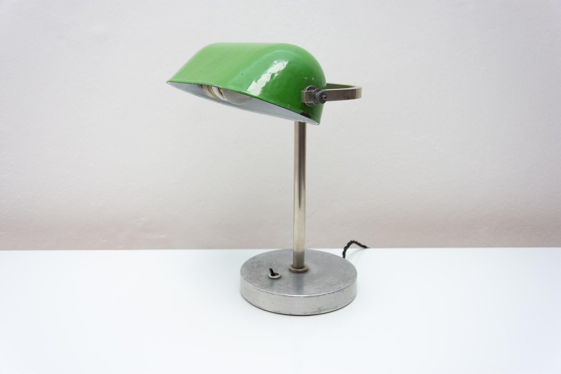 Lampe de bureau caractéristique, style Bauhaus, conçue en 1930. La lampe a une base chromée et un chapeau en métal émaillé. Le bras et le CAP sont réglables. Entièrement réglable et d'un aspect fantastique, il s'adapte à de nombreux intérieurs. En