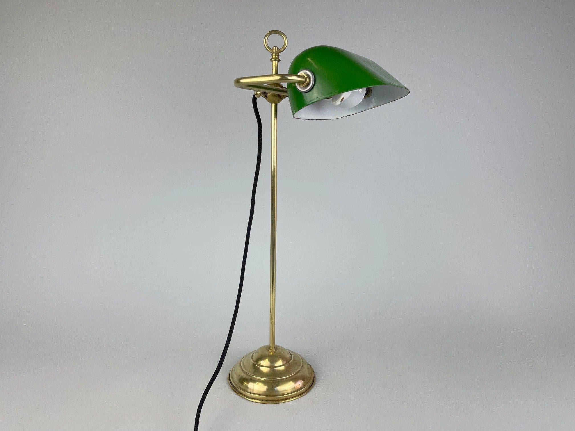 Art deco tall brass table lamp with an original metal shade and original ceramic one-way rotary switch. New wiring, bulb: 1 x E25-E27.