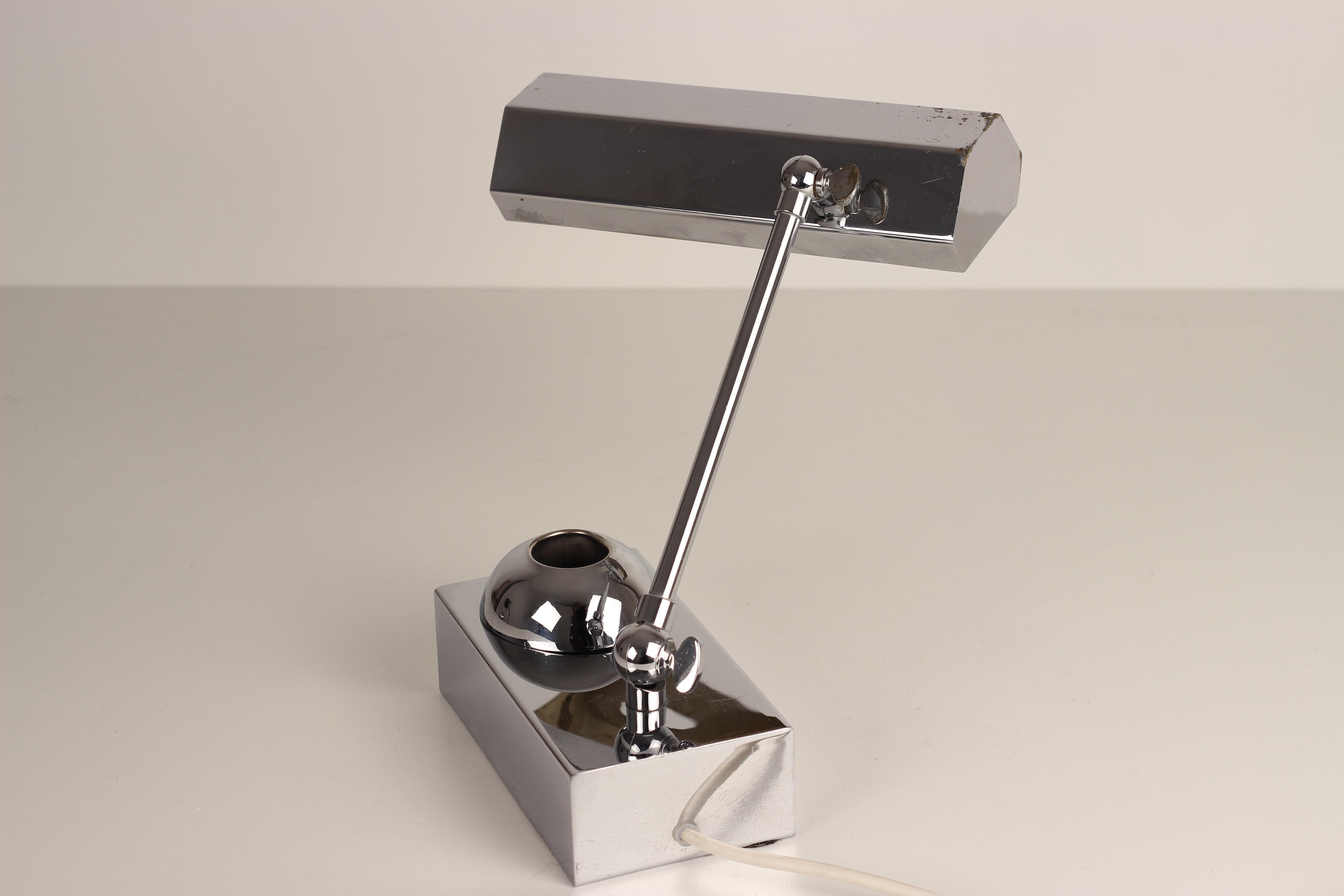 Lampe de bureau de style Art Déco réglable en chrome avec encrier ou rangement pour stylos 1920 en vente 3