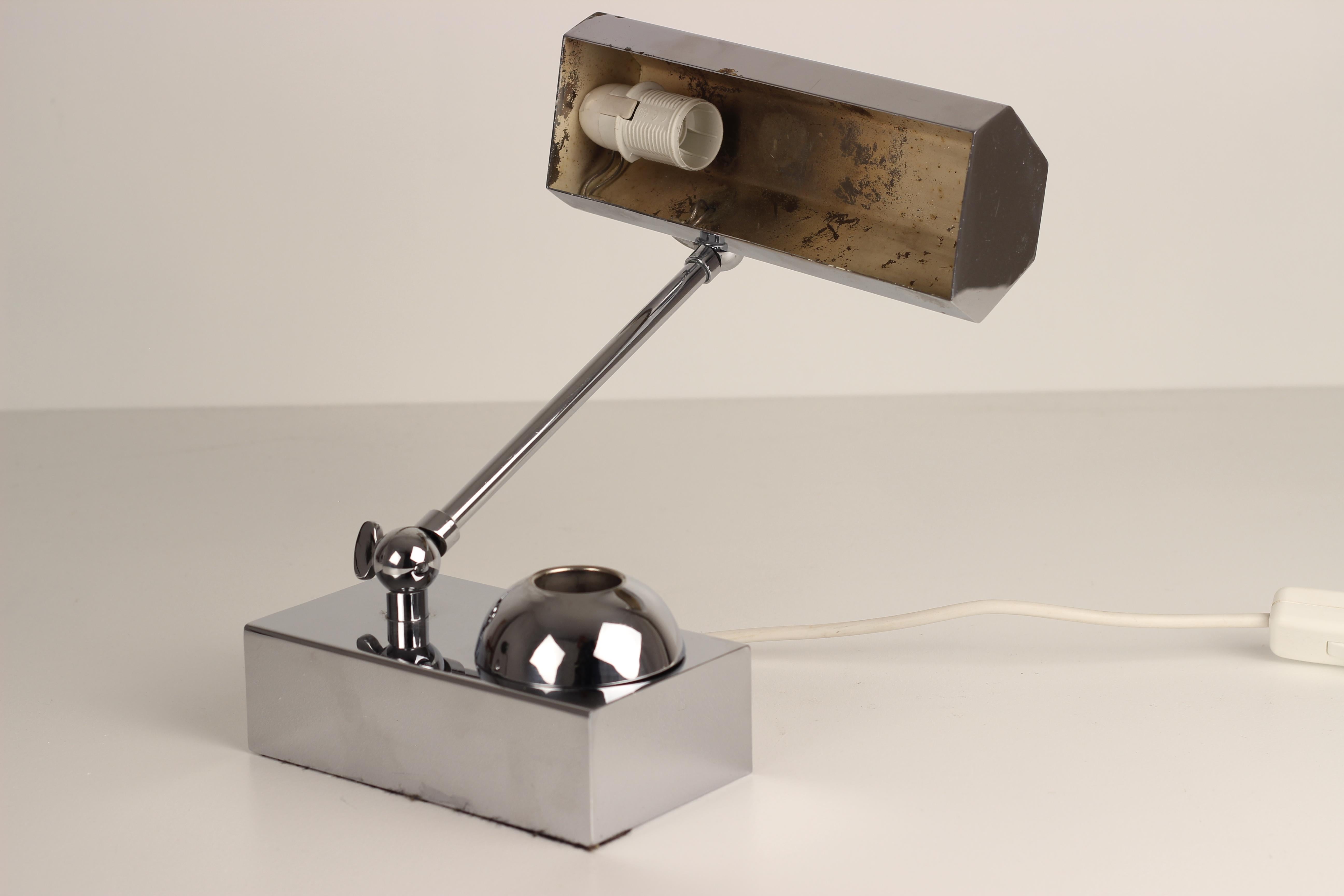Lampe de bureau de style Art Déco réglable en chrome avec encrier ou rangement pour stylos 1920 en vente 7