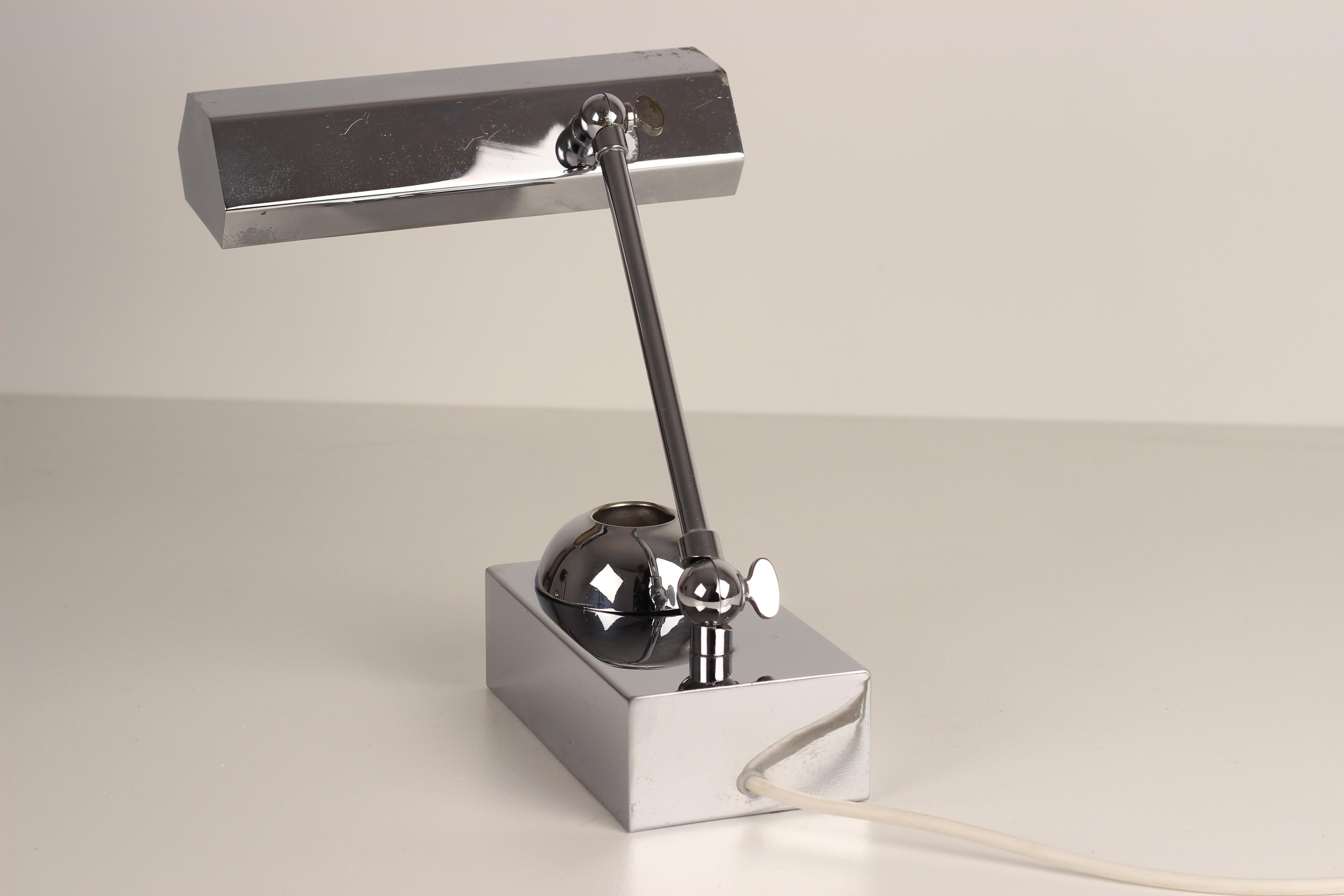 Lampe de bureau de style Art Déco réglable en chrome avec encrier ou rangement pour stylos 1920 en vente 1