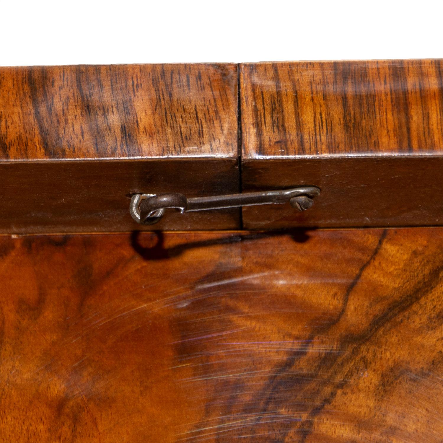 Art Deco Adjustable Dining Table in Walnut Veneer from the 1930s In Excellent Condition In Prague 8, CZ