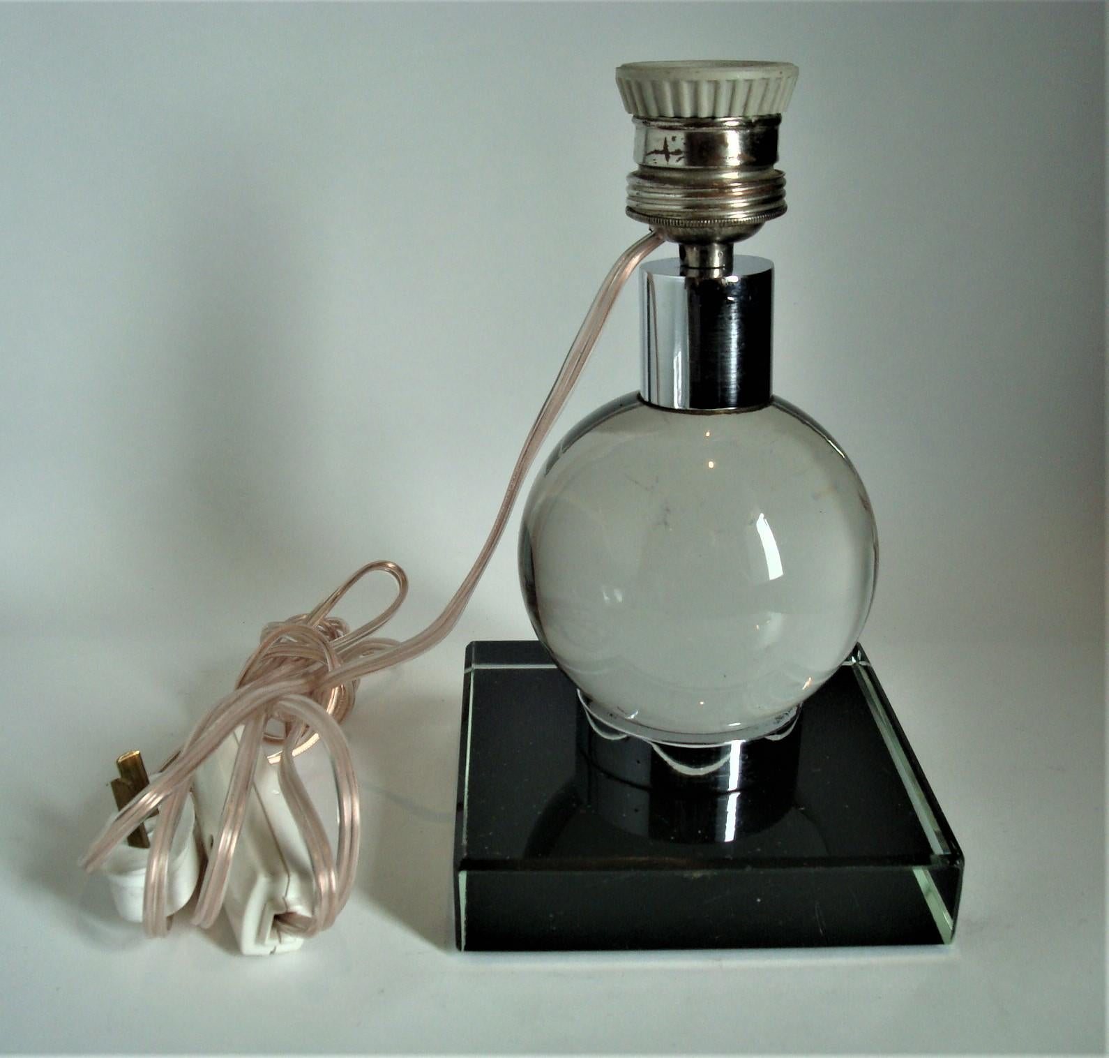 Lampe de table Art déco à boule réglable en verre transparent dans le style de Jacques Adnet (1900-1984), base en verre et douille en métal. La balle peut être déplacée dans différentes positions.