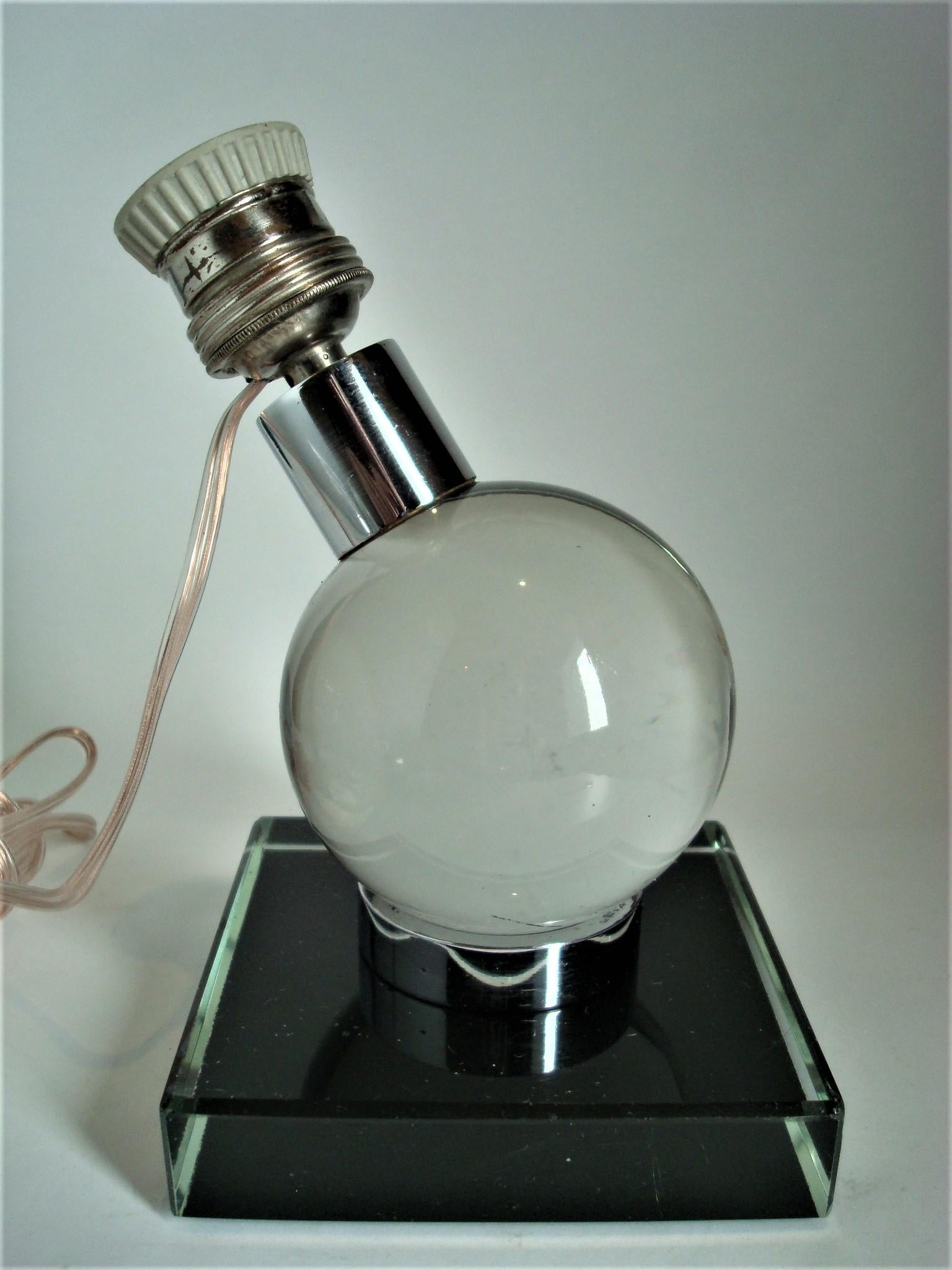 Art déco Lampe de table Art Déco réglable en forme de boule de verre dans le style de Jacques Adnet en vente