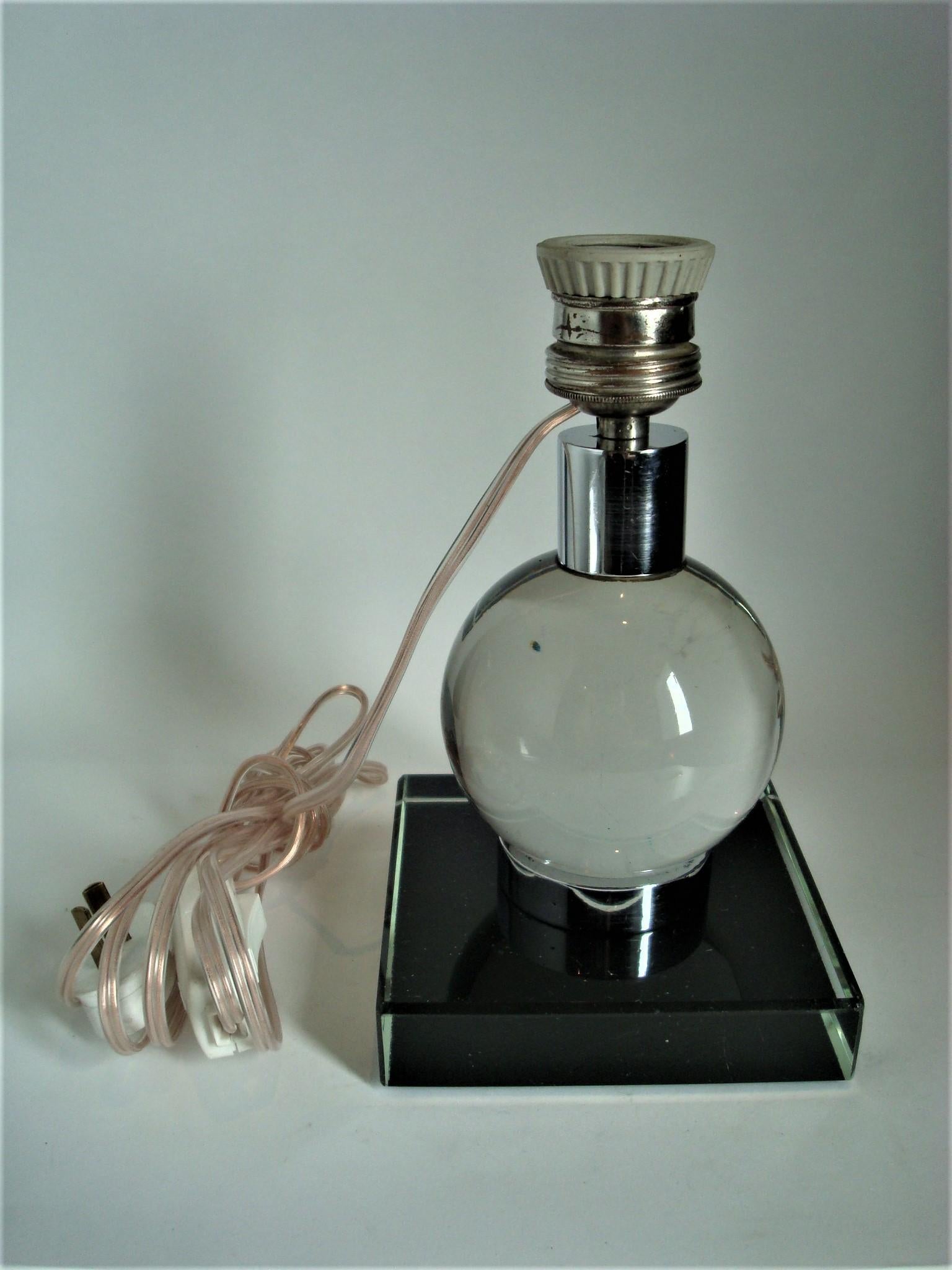 Verstellbare Art-Déco-Kugel-Tischlampe aus Glas im Stil von Jacques Adnet (20. Jahrhundert) im Angebot