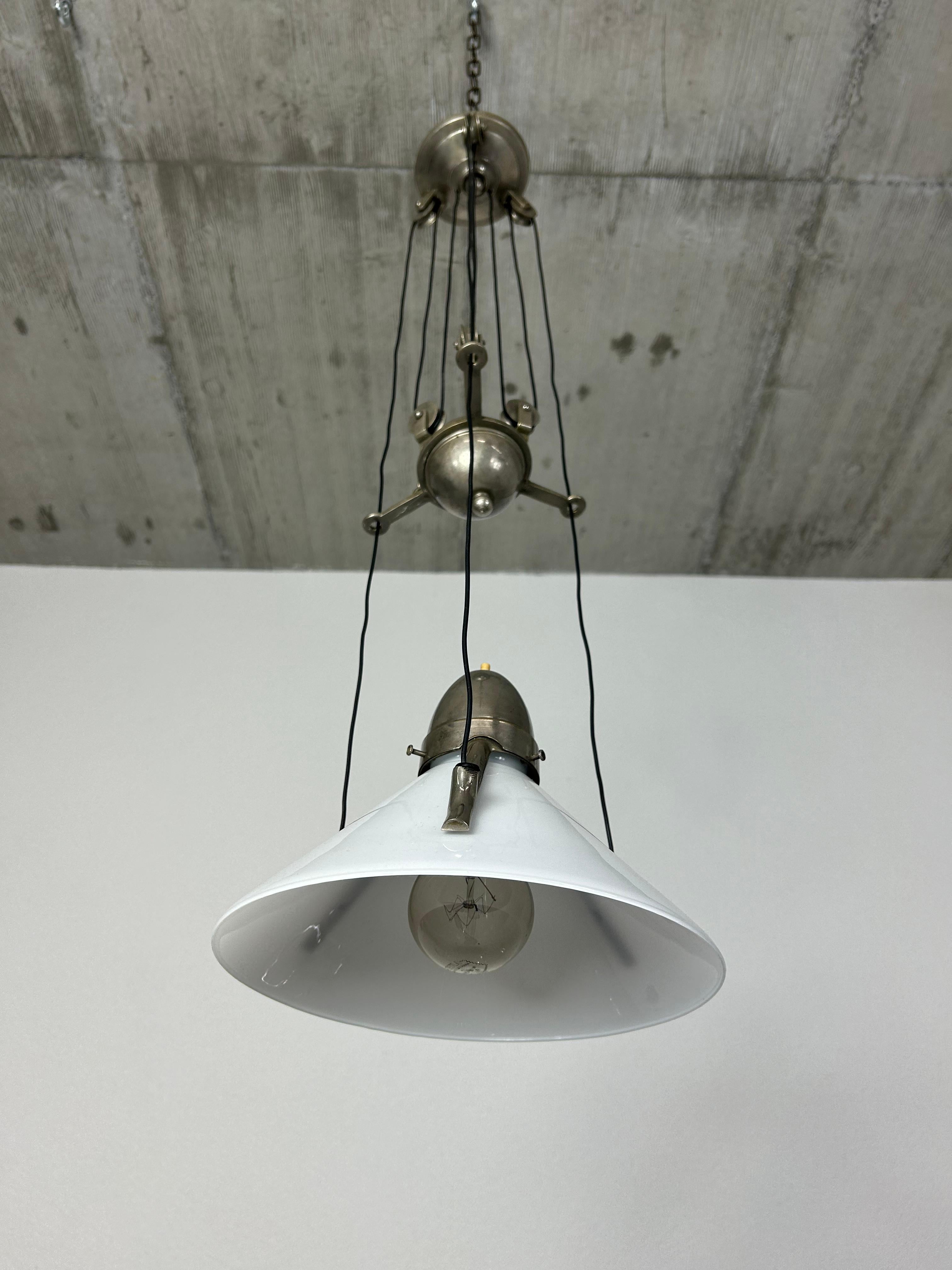 Art deco adjustable hanging lamp in very good original condition.