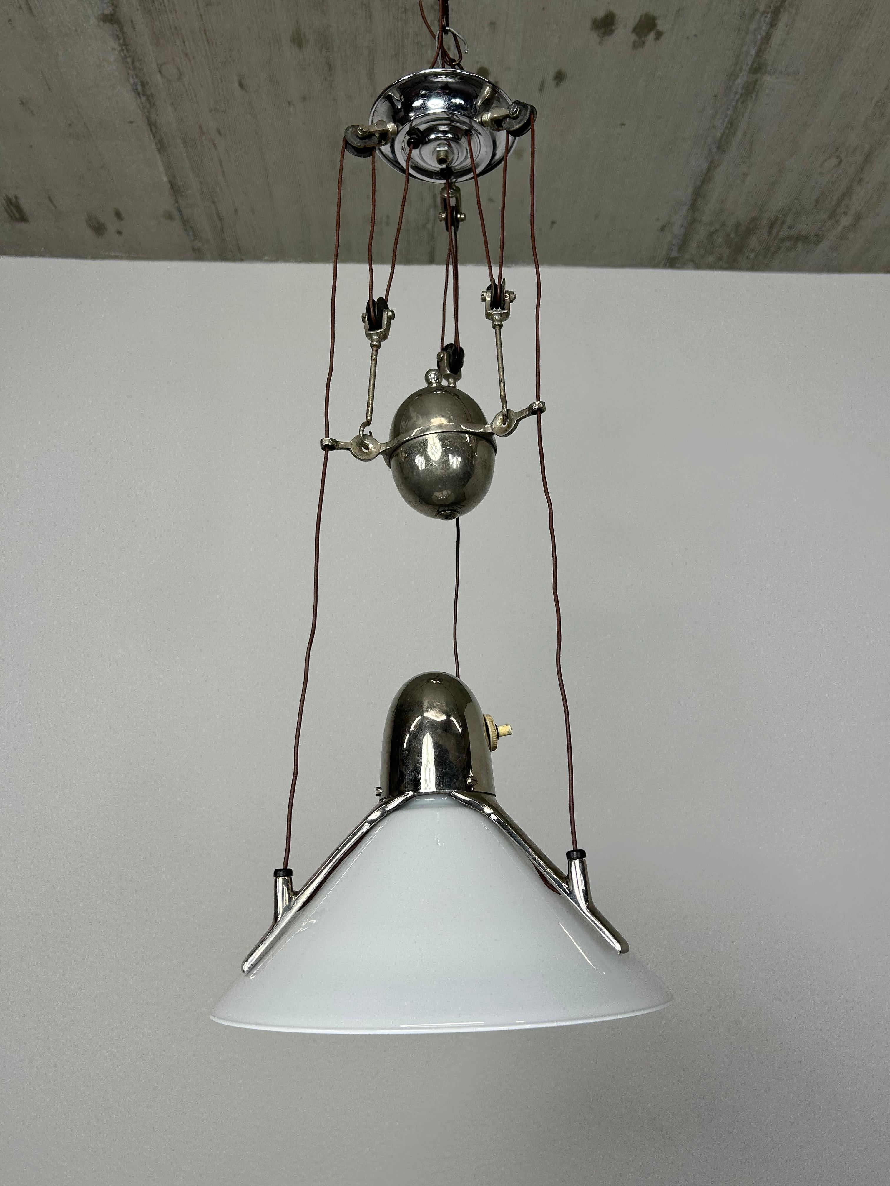 Art deco adjustable hanging lamp in very nice original condition.