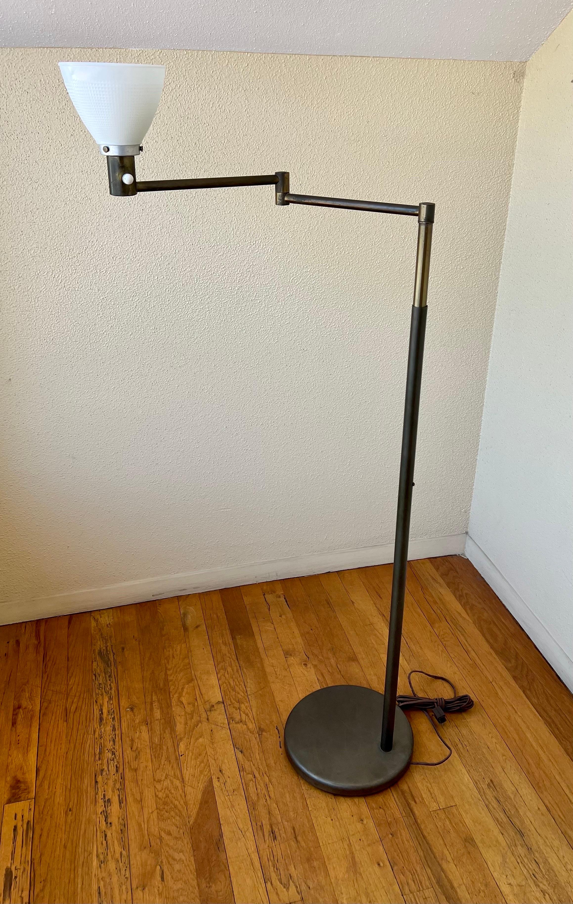 Art Deco Adjustable Walter Von Nessen Original Swing Arm Lamp Early Production In Good Condition For Sale In San Diego, CA