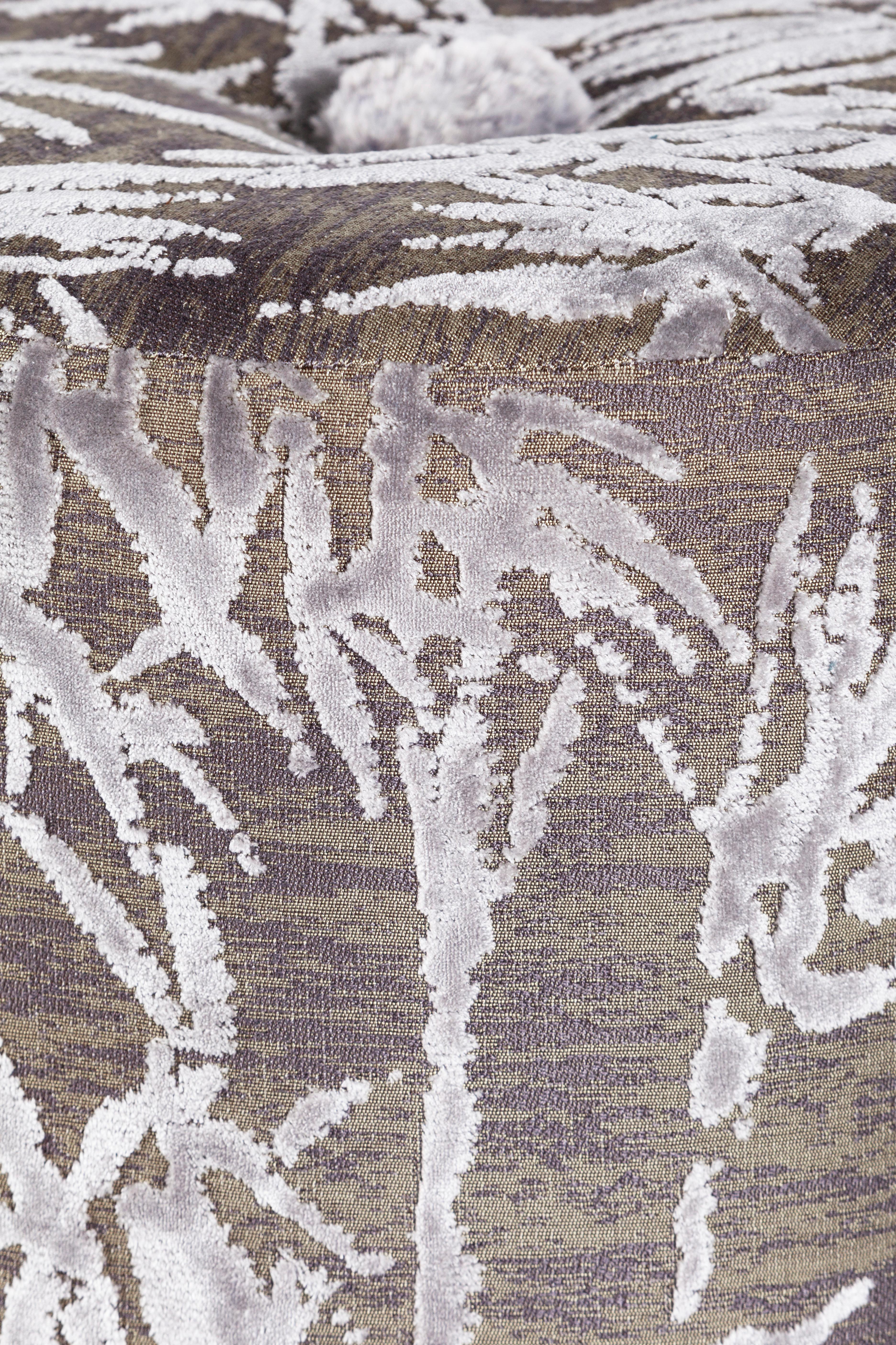 Art déco Pouf Ottoman Art Déco Adonis en jacquard et fausse fourrure fait main au Portugal par Greenapple en vente