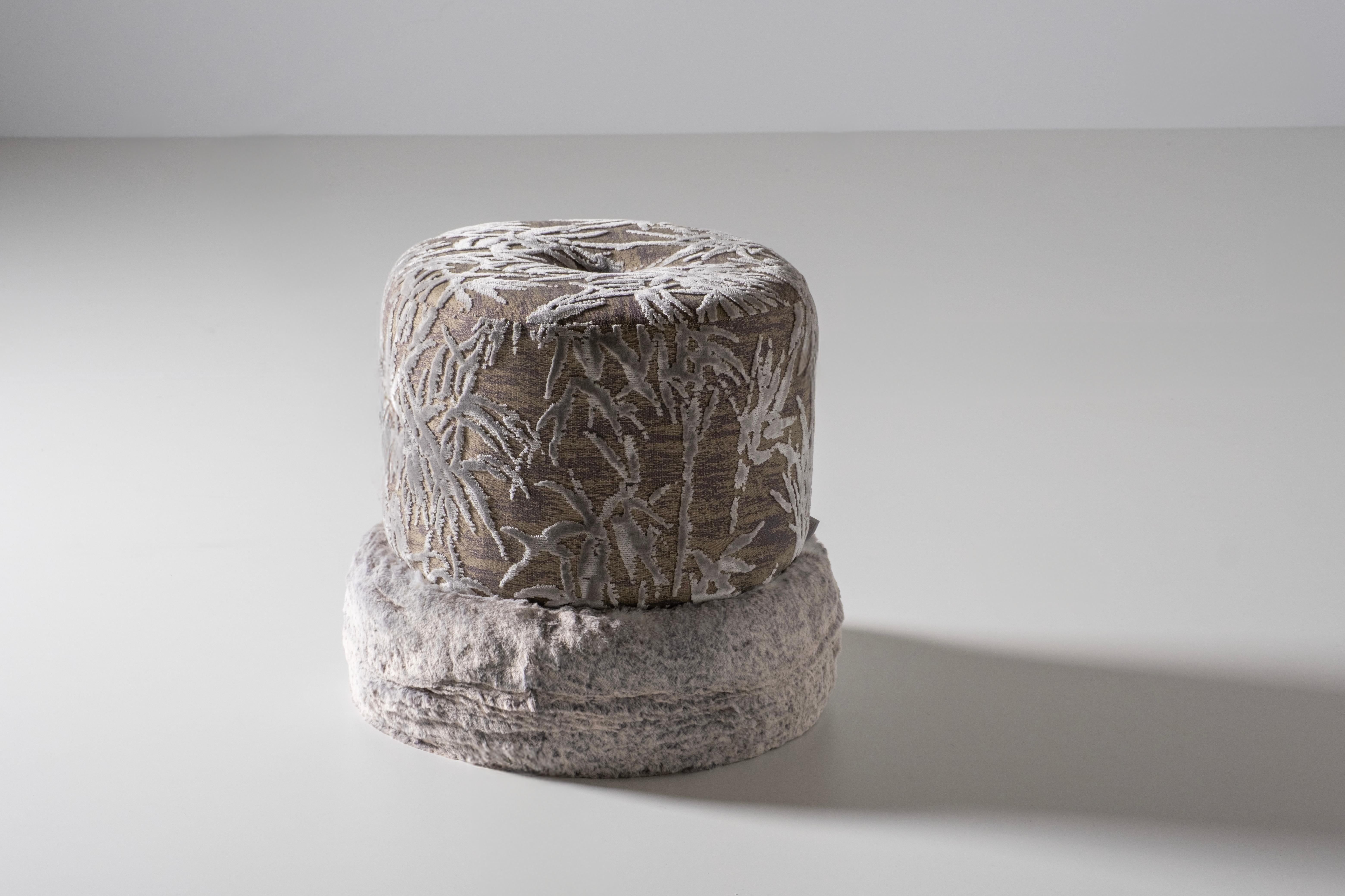 Pouf Adonis, collezione Modern, realizzato a mano in Portogallo - Europa da GF Modern.

Un comodo sgabello pouf con un tocco mediterraneo. Rivestito in velluto jacquard color bronzo e pelliccia sintetica grigio chiaro, Adonis corrisponde al suo