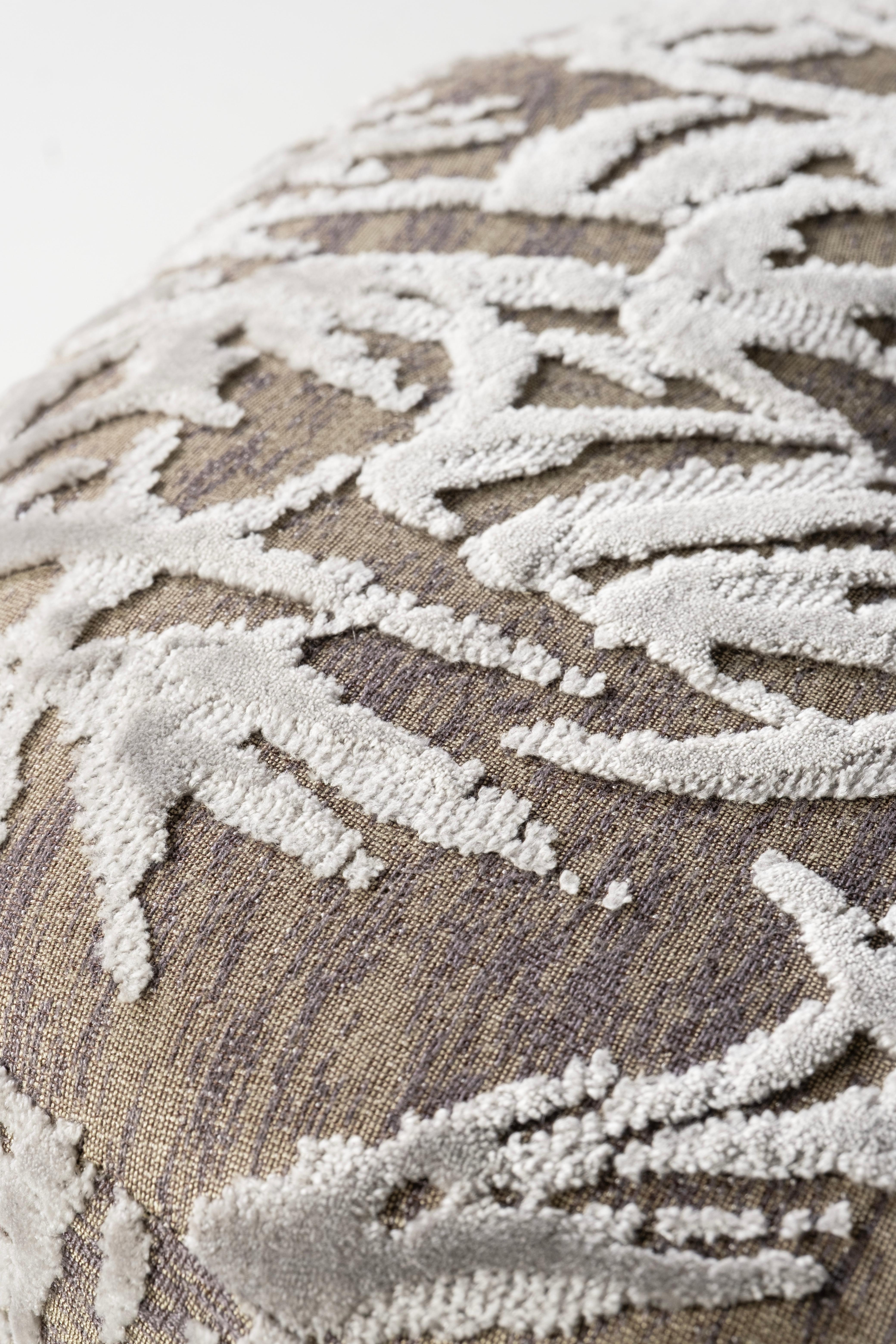 Pouf ottomano Art Deco Adonis in pelliccia sintetica Jacquard fatto a mano in Portogallo da Greenapple in vendita 1