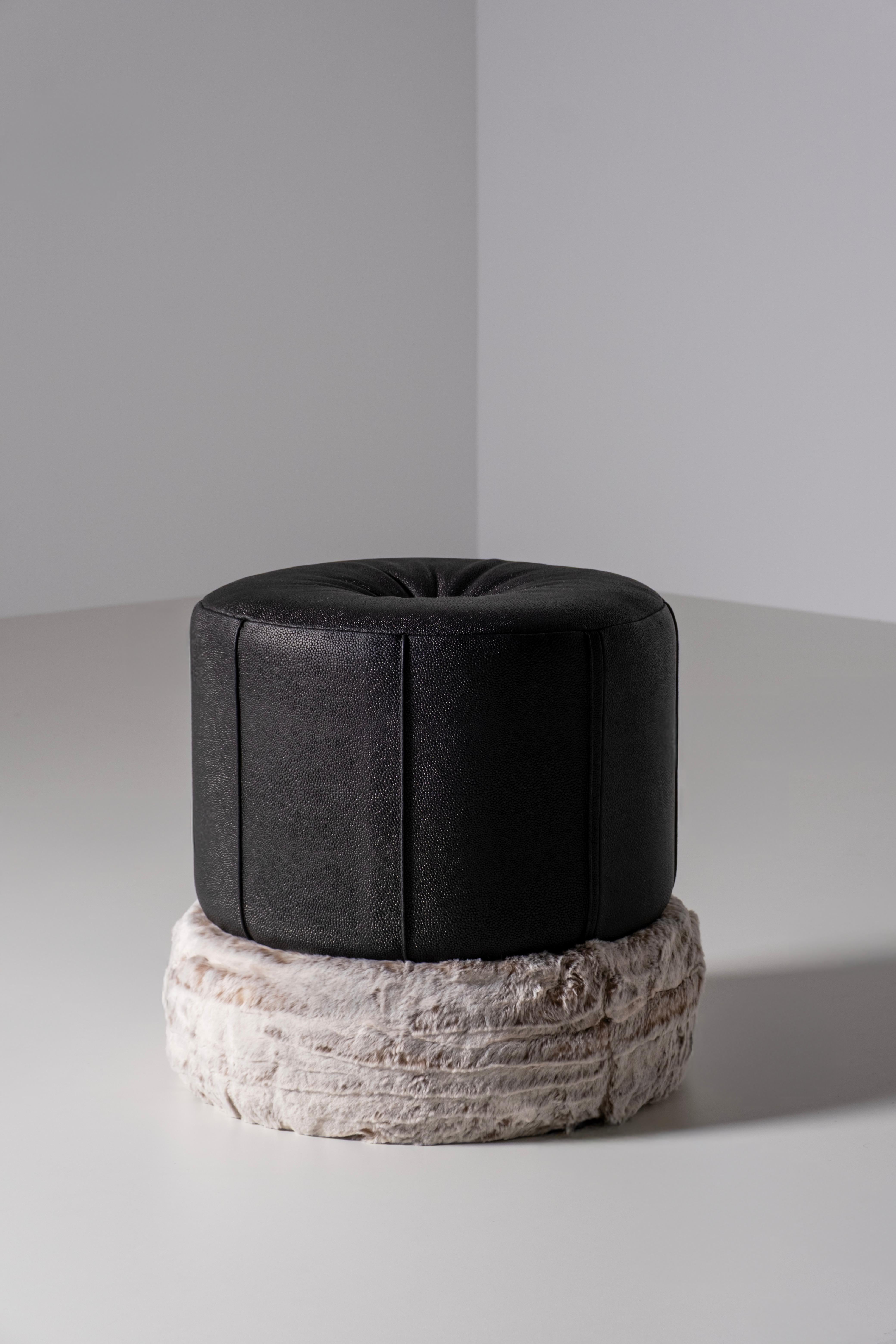 Puf Adonis, Colección Modern, Hecho a mano en Portugal - Europa por GF Modern.

Un cómodo taburete puf con un toque mediterráneo. Tapizado en cuero italiano negro y piel sintética perlada, Adonis hace honor a su nombre. Destinado a embellecer en