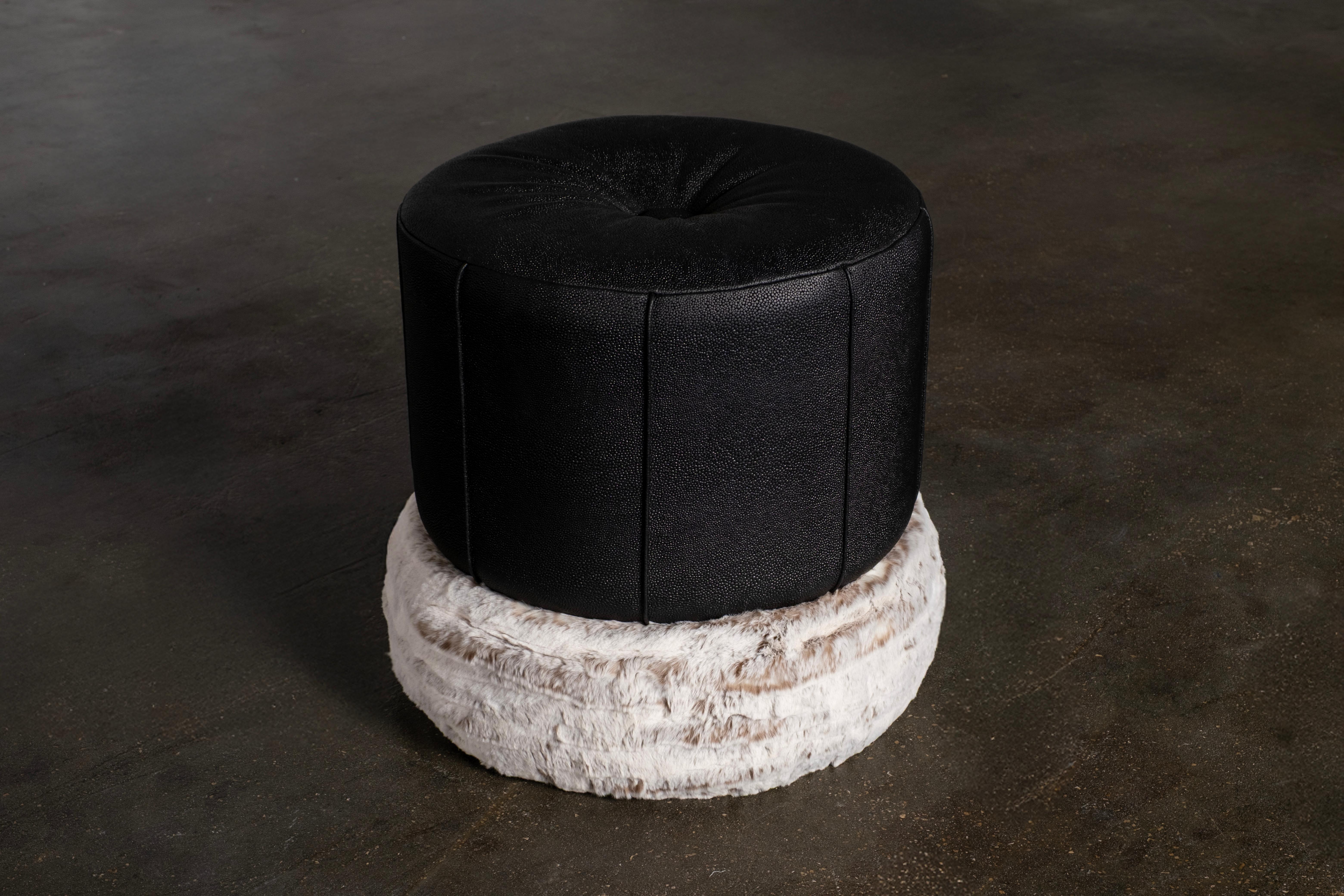 Art Decó Adonis Puf Otomana Piel Faux Fur Hecho a Mano Portugal Greenapple Portugués en venta