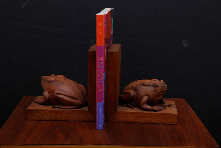 Art Deco Adorable Pair Frog Bookends Hand Carved in Solid Mahogany 1930s Mexico In Good Condition In Chula Vista, CA