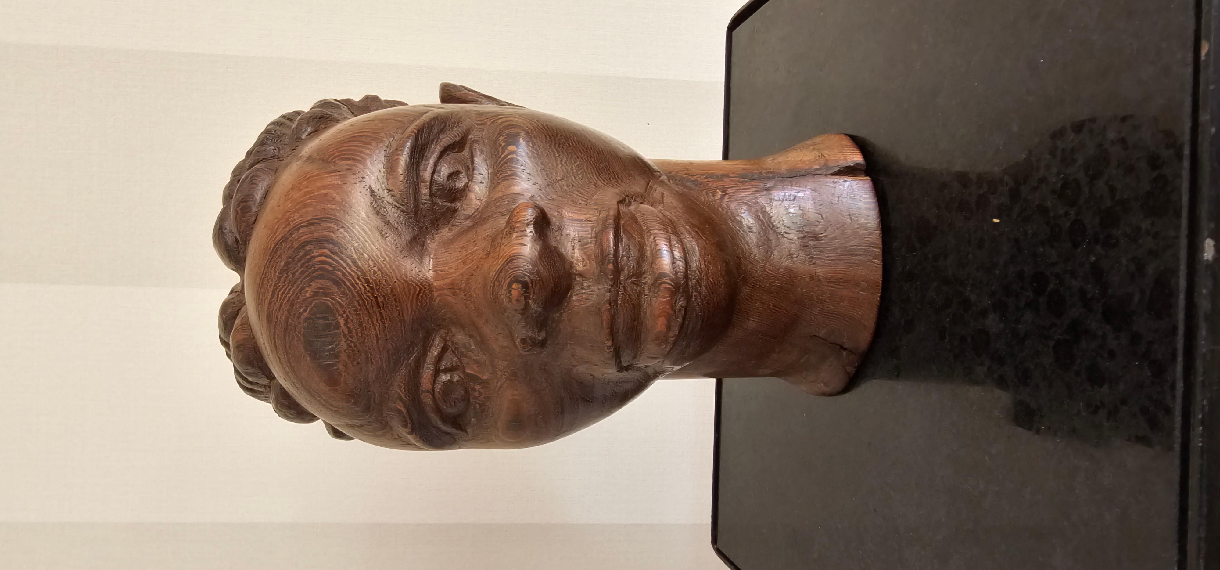Si tratta di una scultura molto bella di una donna africana in stile Art Deco. Scolpito alla fine degli anni '20/inizio anni '30. 
Scolpito in un legno molto denso con una patina color miele scuro creata nel corso dei decenni. Questo pezzo è rimasto