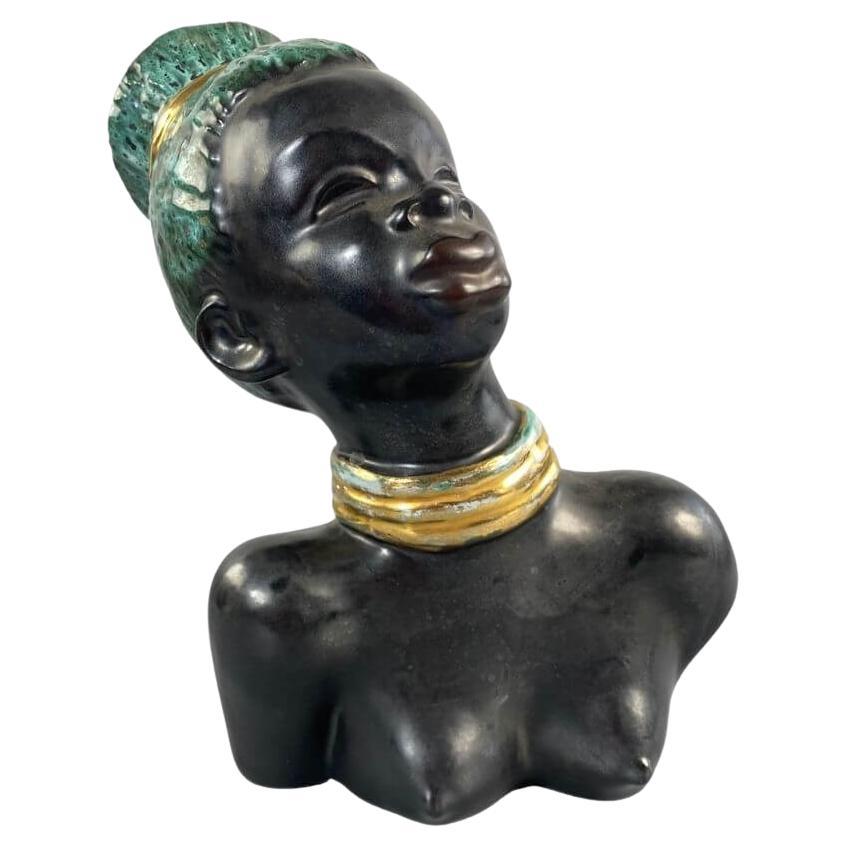 Afro-amerikanische weibliche Keramikskulptur aus der Mitte des Jahrhunderts. Es handelt sich um eine handgefertigte, handbemalte, matt glasierte Keramikskulptur mit seidig türkisfarbenem Haar und Goldverzierung aus den 1950er Jahren. Ein wirklich