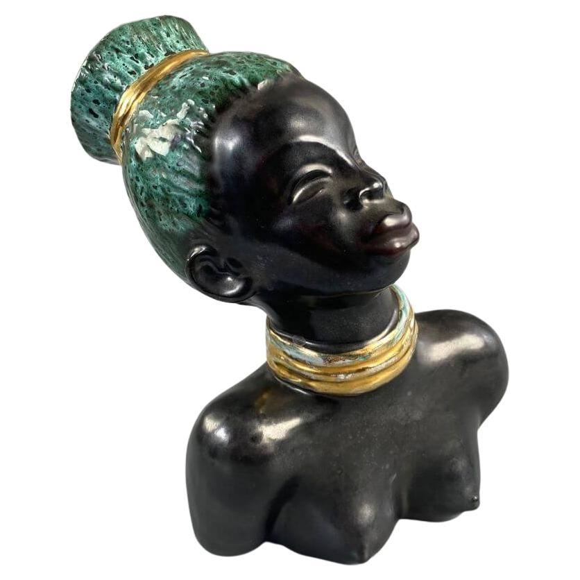 Afrikanisch-amerikanischer Frauenkopf mit türkisfarbenem Haar von Margit Izsépy aus der Mitte des Jahrhunderts  im Angebot