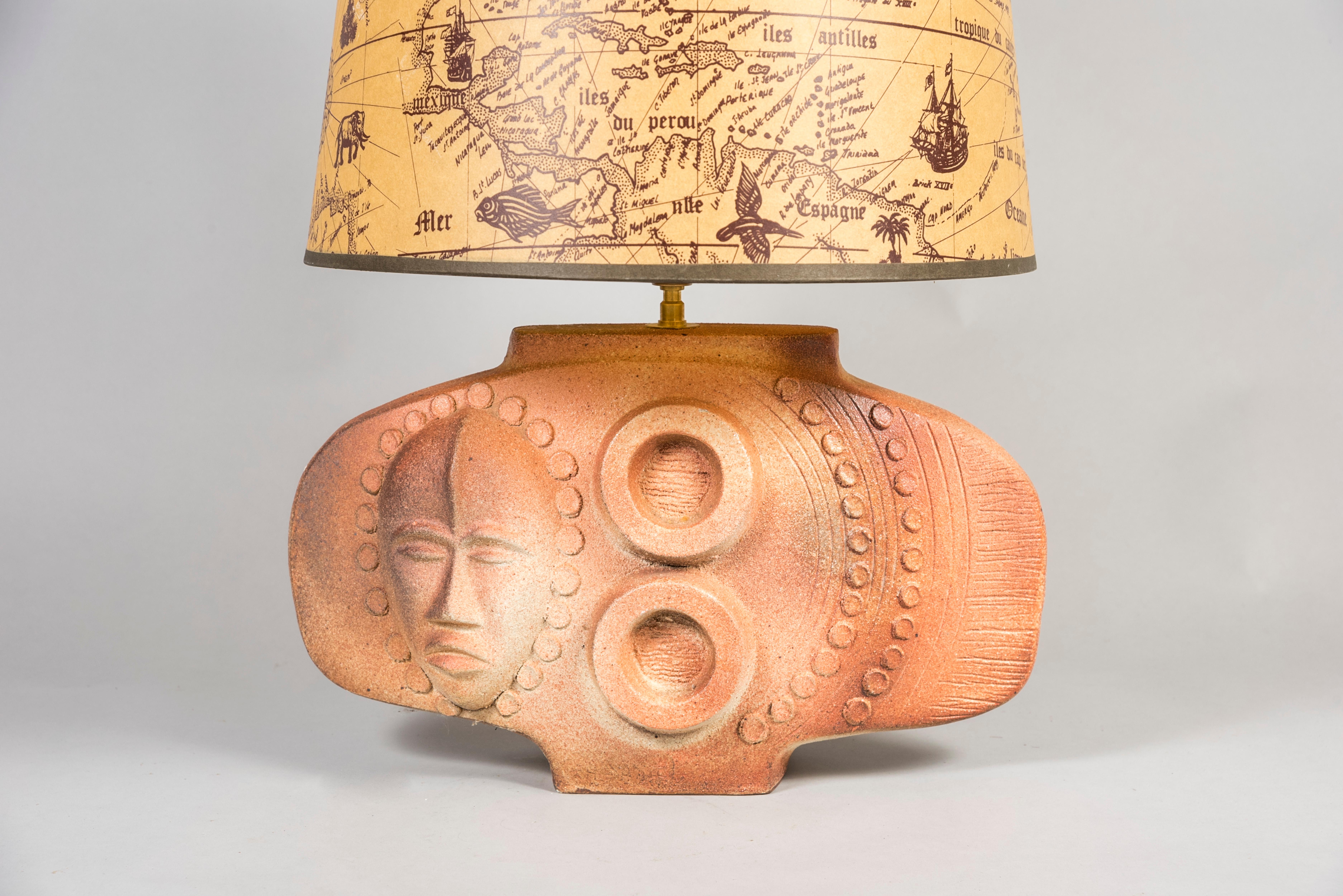 Sehr schöne Terrakotta-Lampe 
CIRCA 1940er Jahre Frankreich
Signiert, aber unleserlich
Maße ohne Schirm angegeben
Kein Schatten vorgesehen.