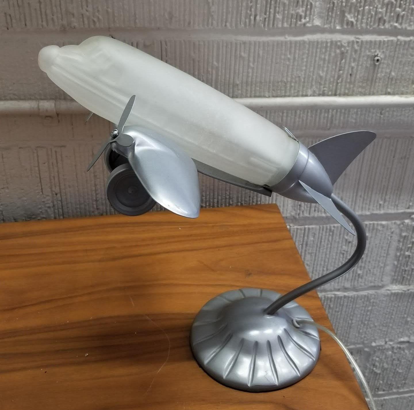 Métal Lampe de table Art Déco avion en verre dépoli en vente