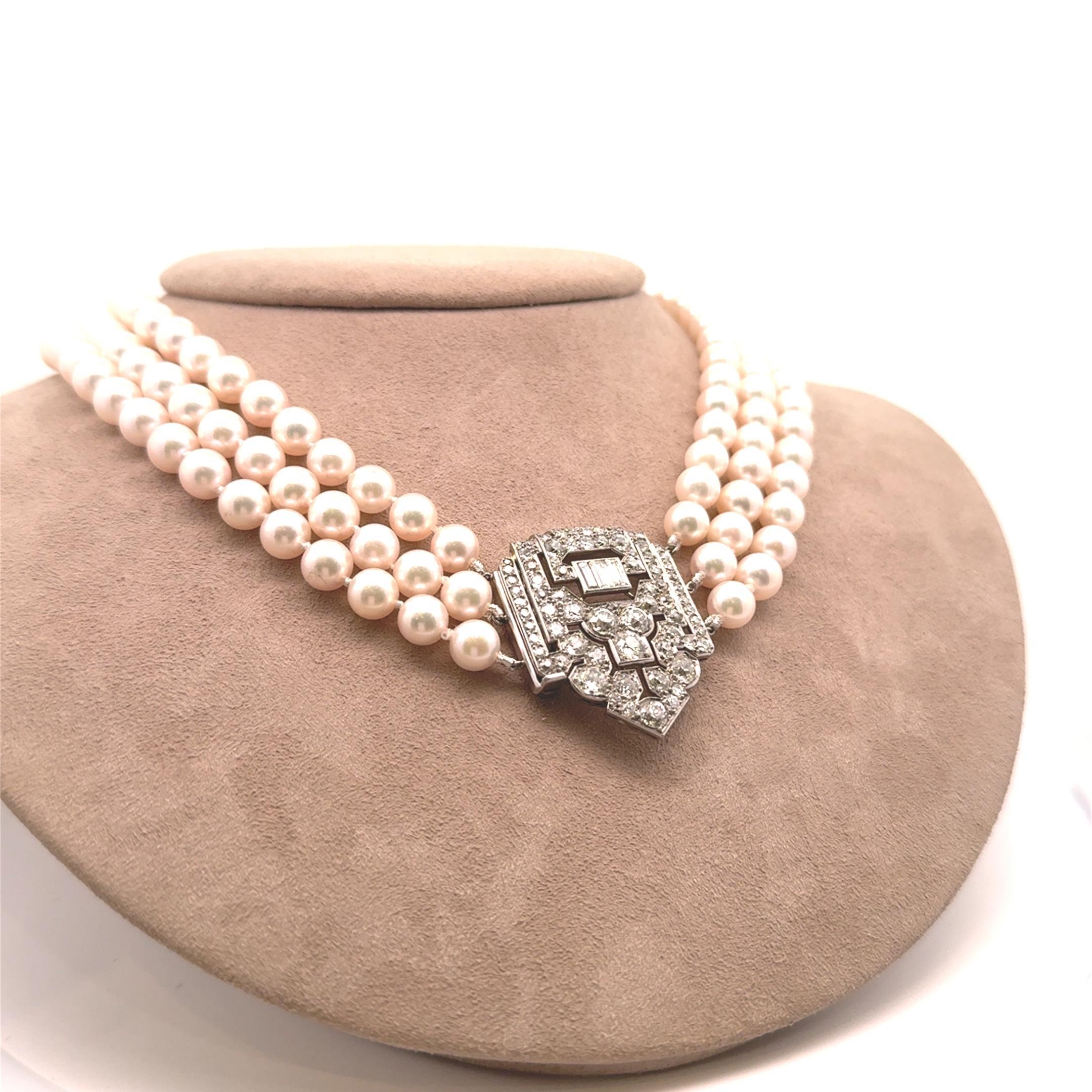 Superbe collier multibrins composé de perles d'Akoya exquises mesurant 7,5 millimètres chacune. Ils sont complétés par environ 6,00 carats de diamants ronds et de taille baguette qui ajoutent de la brillance et de l'éclat à la pièce. Le collier est