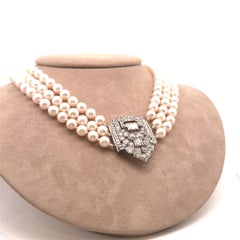 Collana Art Deco con perle Akoya e diamanti in platino a tre fili