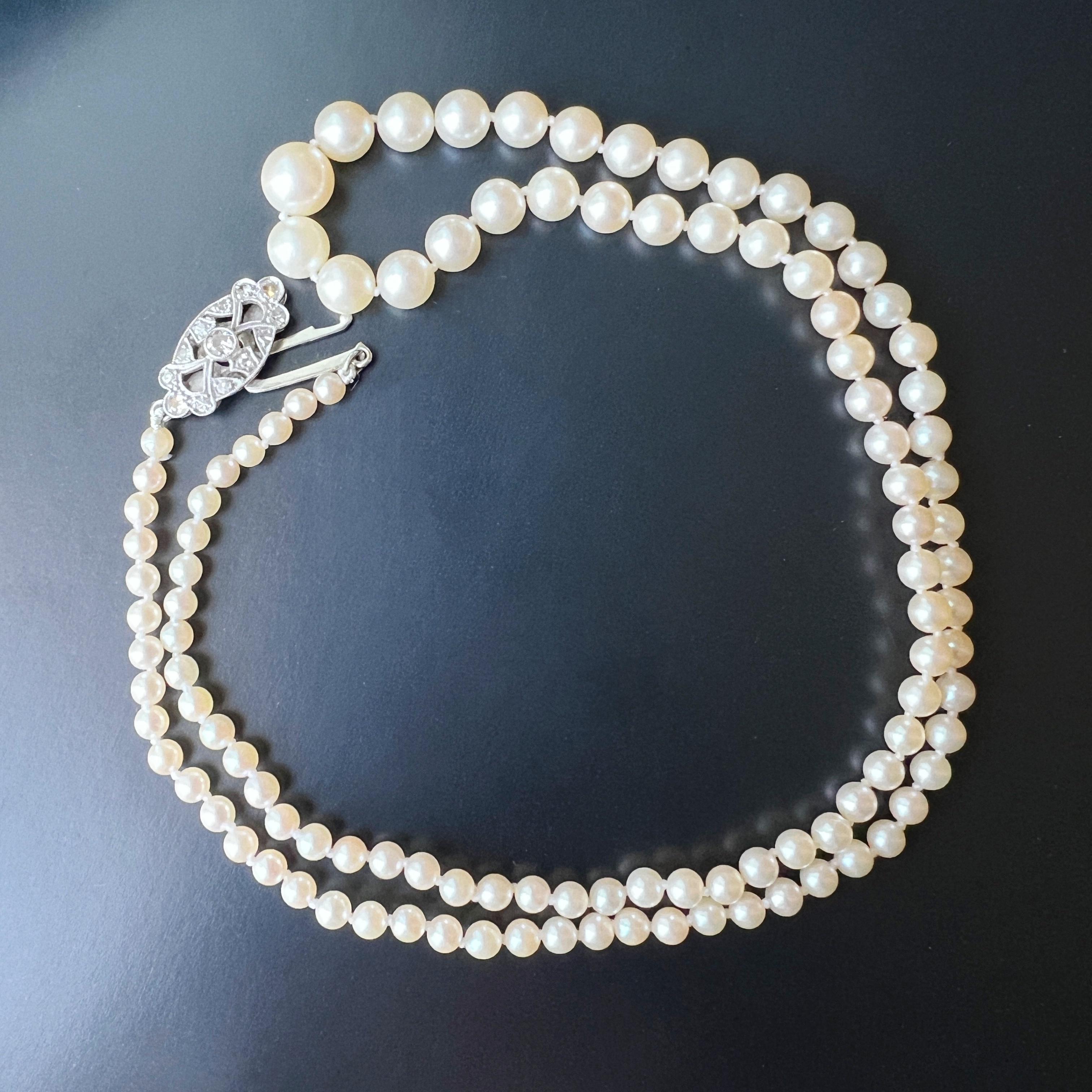 Art deco Akoya pearl necklace 18K gold diamond clasp In Good Condition For Sale In Versailles, FR