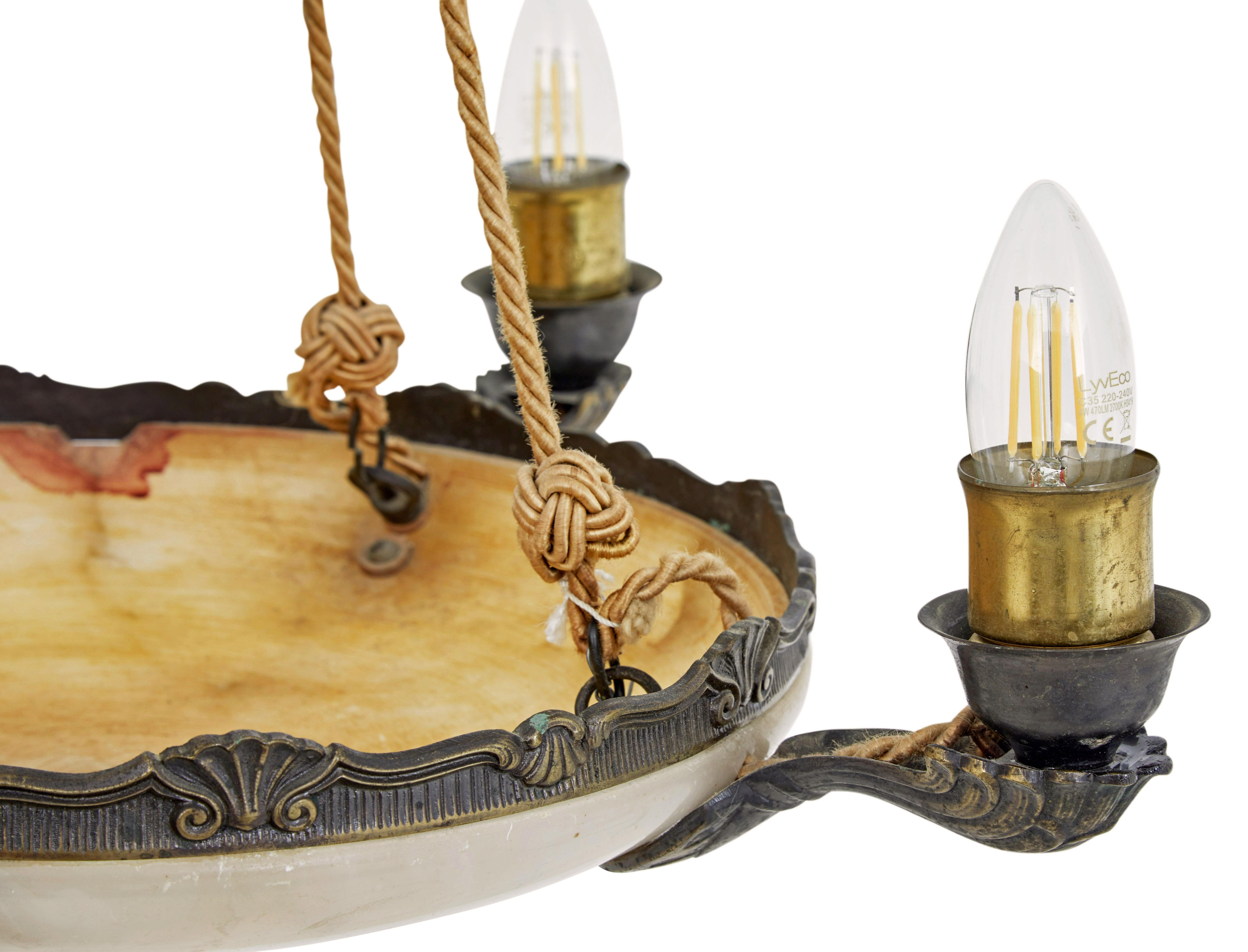 Lampada a sospensione a 4 bracci in alabastro Art déco del 1930 circa.

Luce d'epoca art deco di buona qualità.  Dotato di 4 bracci in fusione, ciascuno con un portalampada e un altro portalampada nel piatto.  Sospeso da 4 corde fino a un rosone